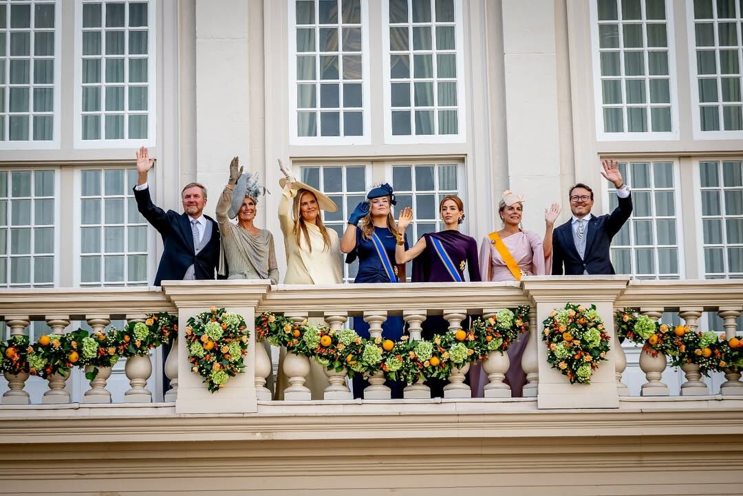 El rey Guillermo, la reina Máxima, la heredera al trono, Amalia de Orange, las princesas Ariane y Alexia, la princesa Laurentien y el príncipe Constantijn saludaron desde el balcón del Palacio Noordeinde (Foto: Instagram @koninklijkhuis)