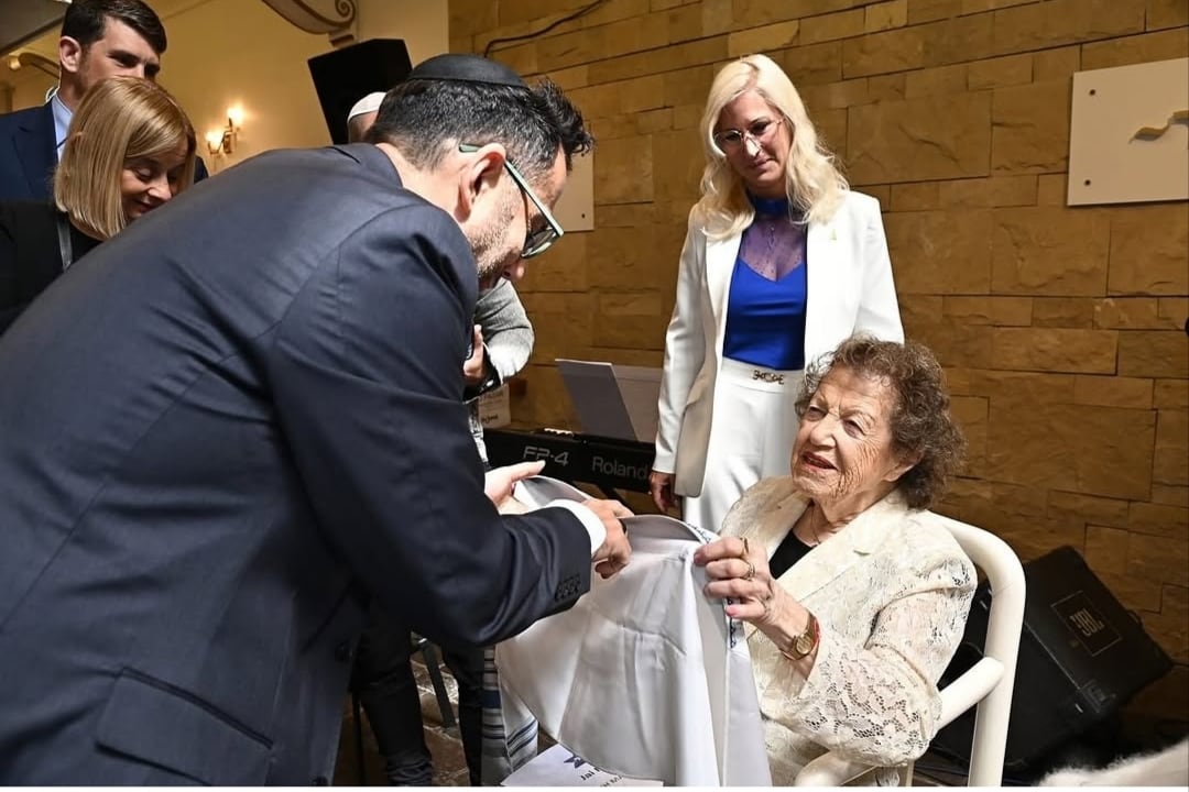 Haciendo su Bat Mitzva a los 93 años.