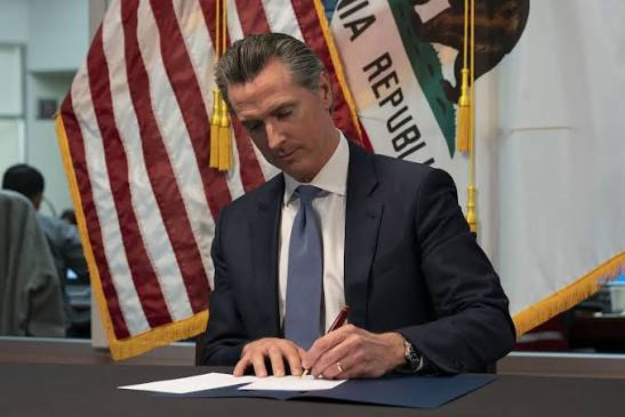 Newsom firma siete nuevos proyectos de ley en California que impactan en la educación y las elecciones