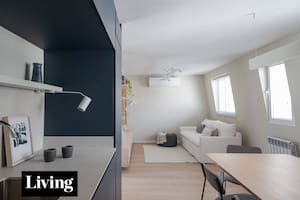 Compraron el departamento de arriba, de 42m2, para hacer su oficina y lugar de reuniones sociales