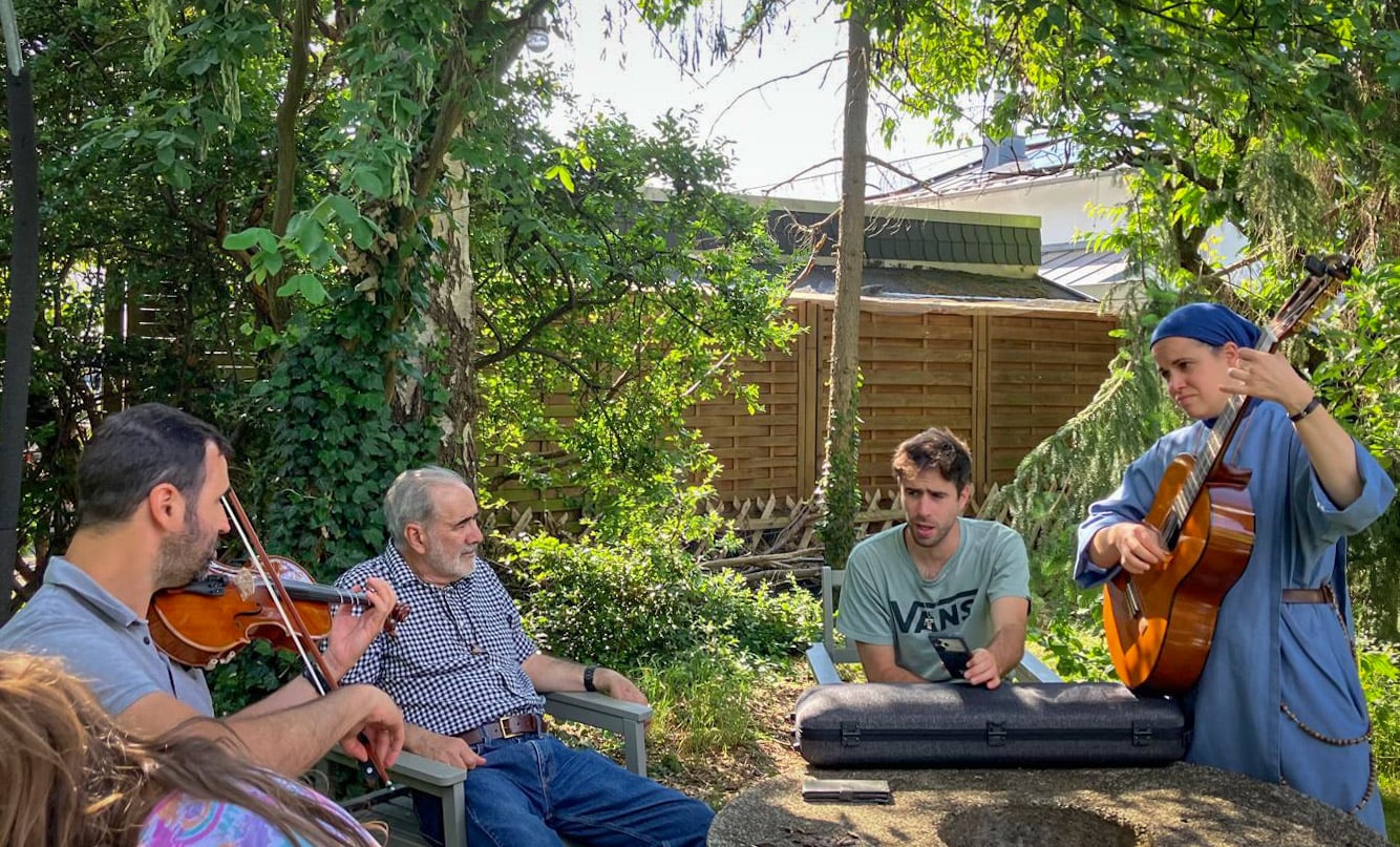 Ricardo junto a su familia cantando clásicos argentinos en el patio de su casa en Wolfenbüttel, a viva voz, con guitarra y violín: