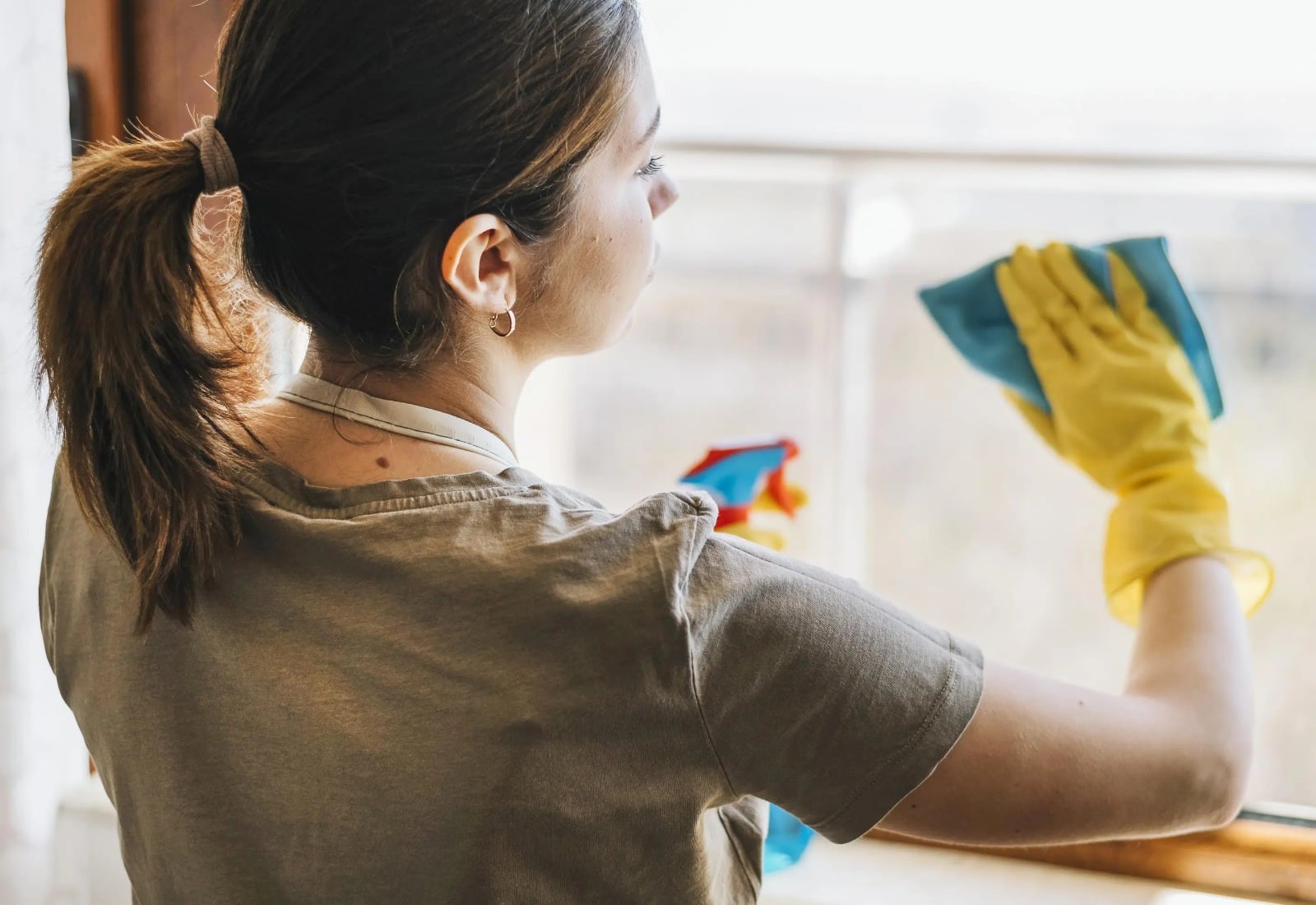 Según la psicología, quienes hablan solos mientras hacen las tareas del hogar están mejorando su concentración