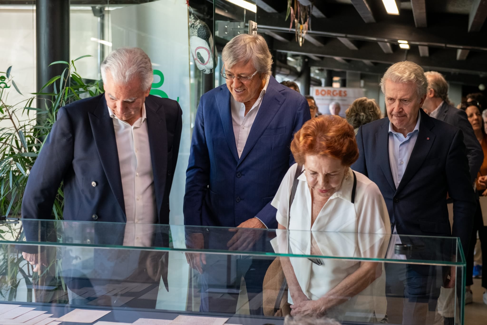 Álvaro Vargas Llosa y su madre, Patricia, con Alejandro Roemmers observando una de las vitrinas con manuscritos de la muestra