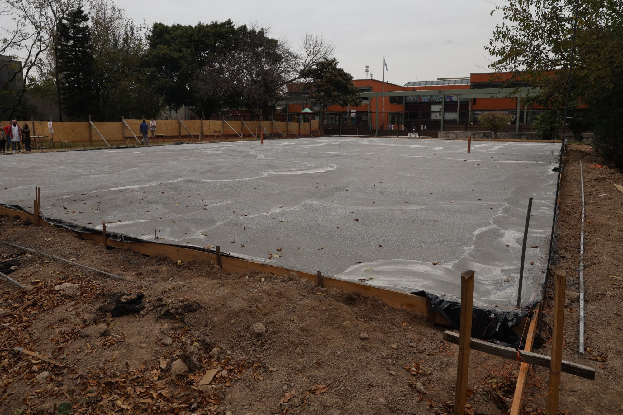 Invertirán $16.000 millones: así serán los nuevos espacios para que los chicos jueguen y sociabilicen en escuelas porteñas 6 En la escuela avanza la obra para transformar un espacio que estaba postergado en un playón para deportes