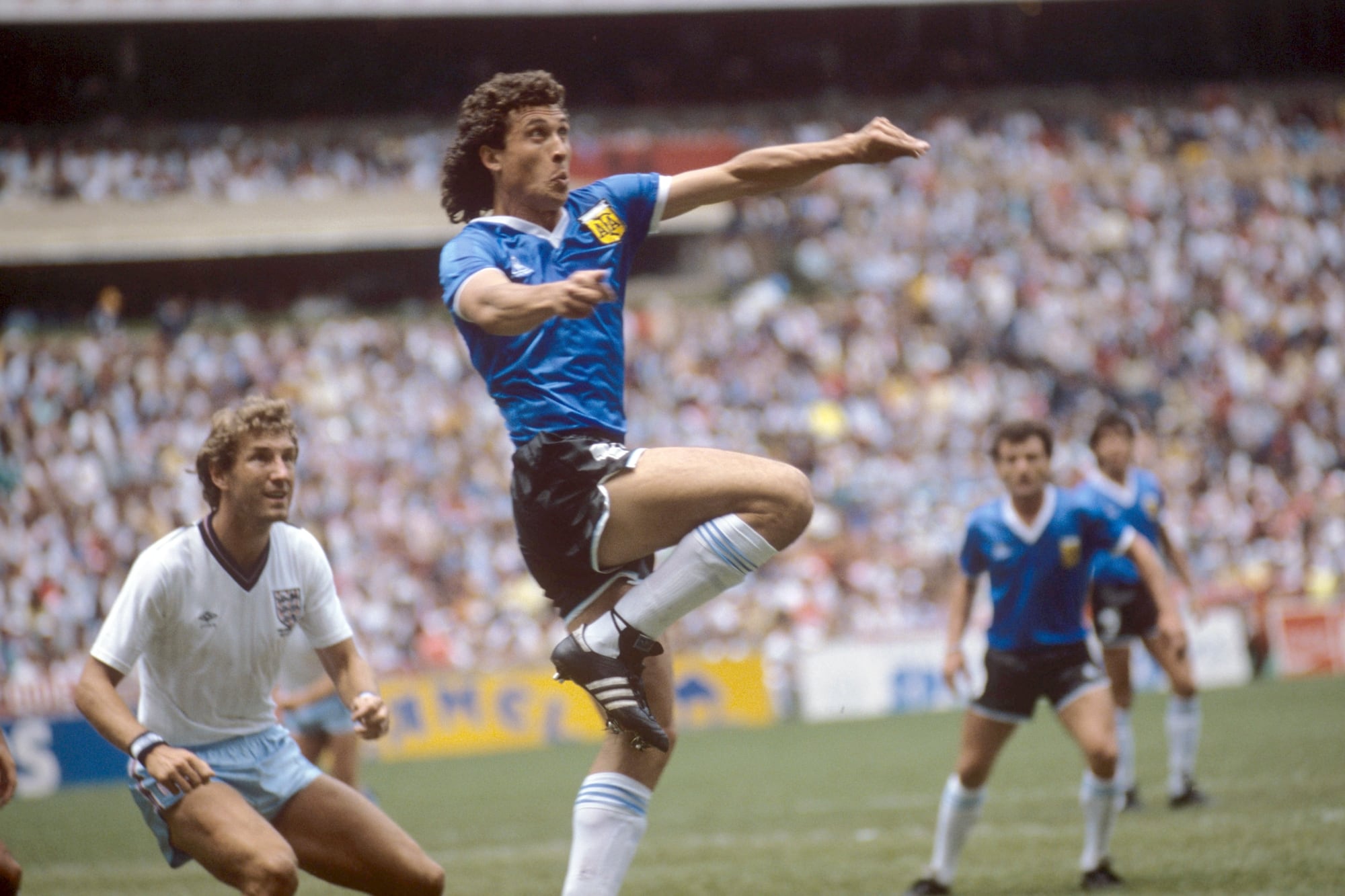 Valdano en acción en un partido que pertenece a la mitología del fútbol argentino, el 2-1 sobre Inglaterra, en los cuartos de final de México 86
