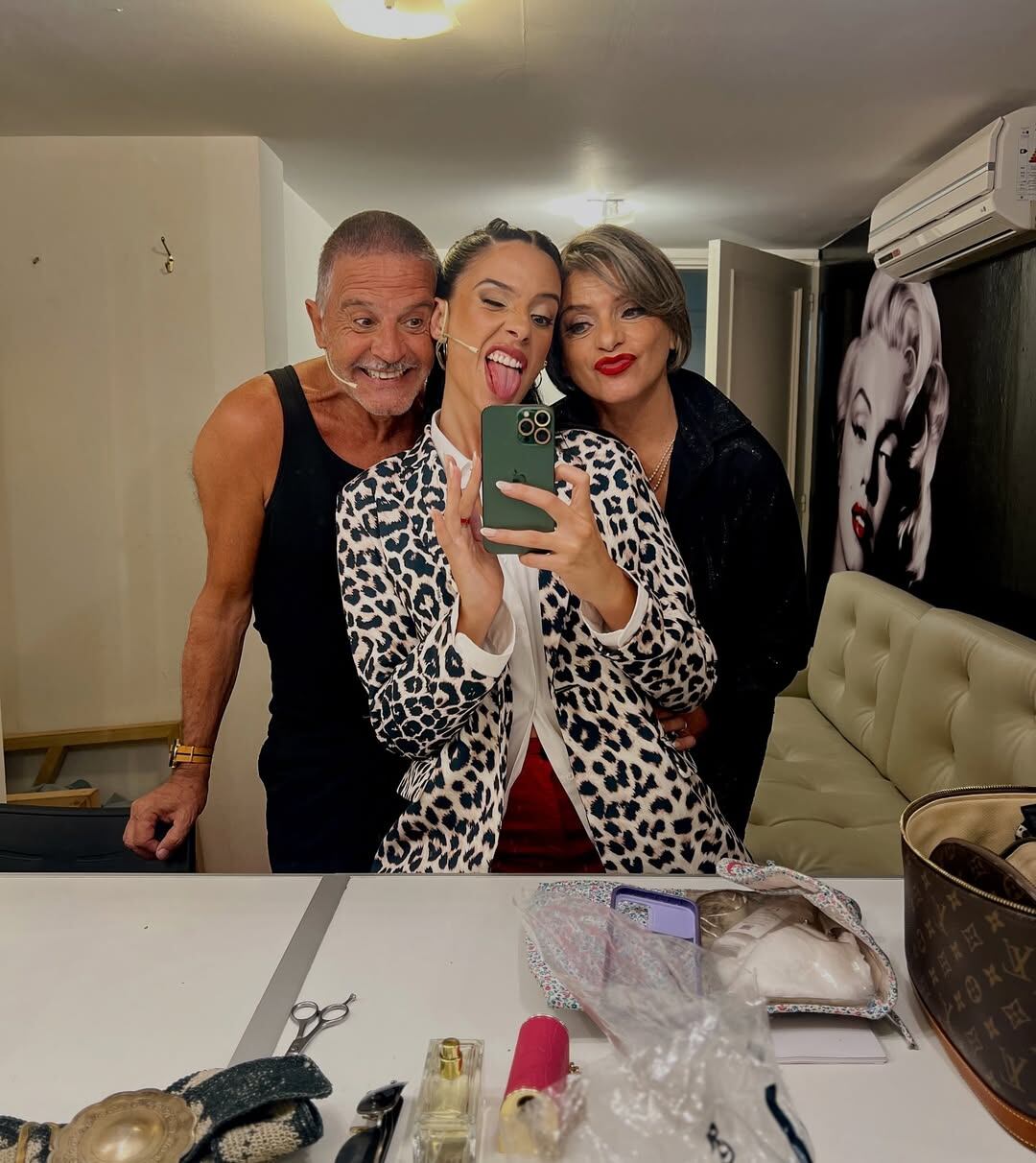 Laport junto a su hija Jazmín y su mujer Viviana Sáez, con quienes compartió temporada de teatro en Villa Carlos Paz el verano de 2025