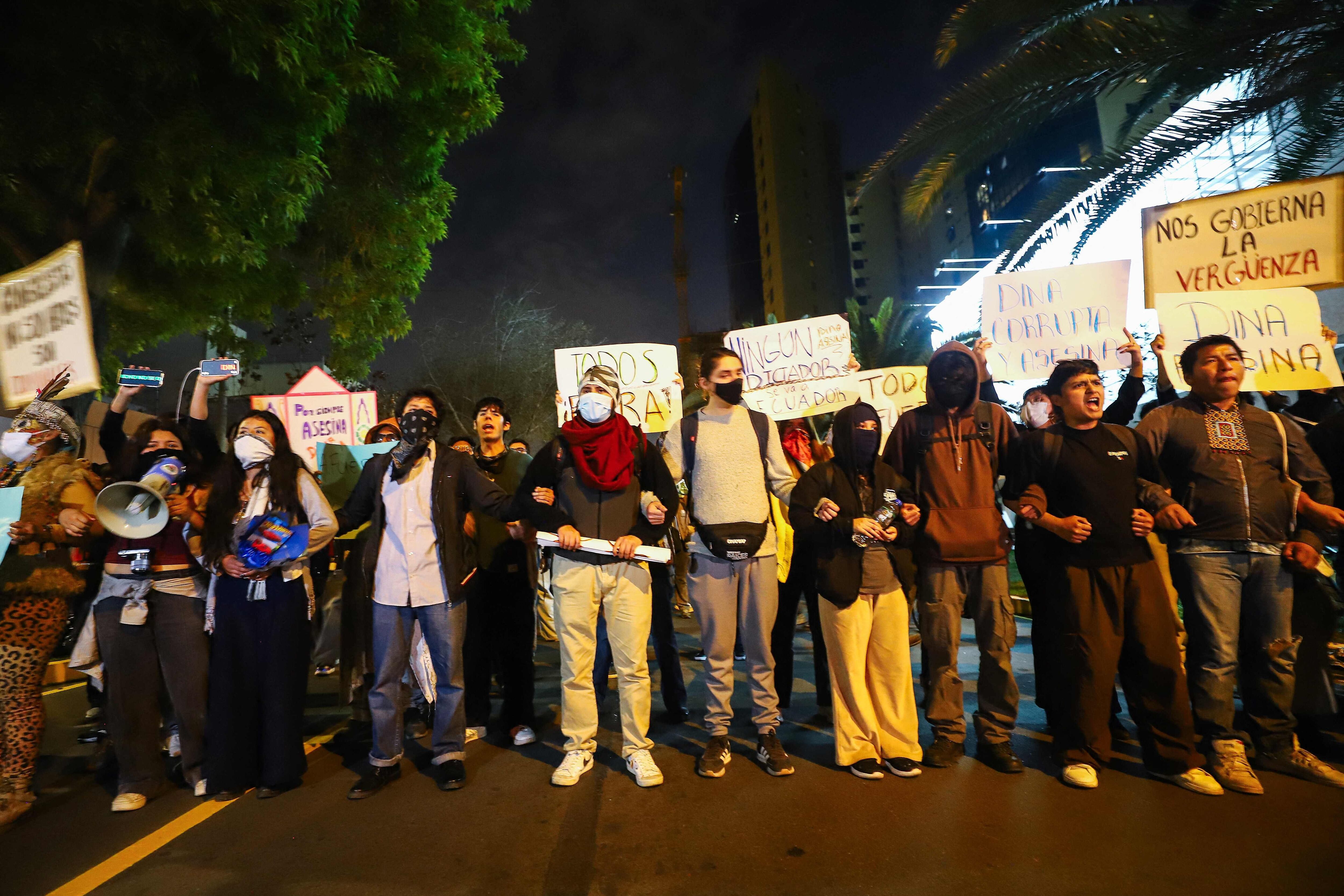 Manifestantes en una protesta contra la presidenta Dina Boluarte