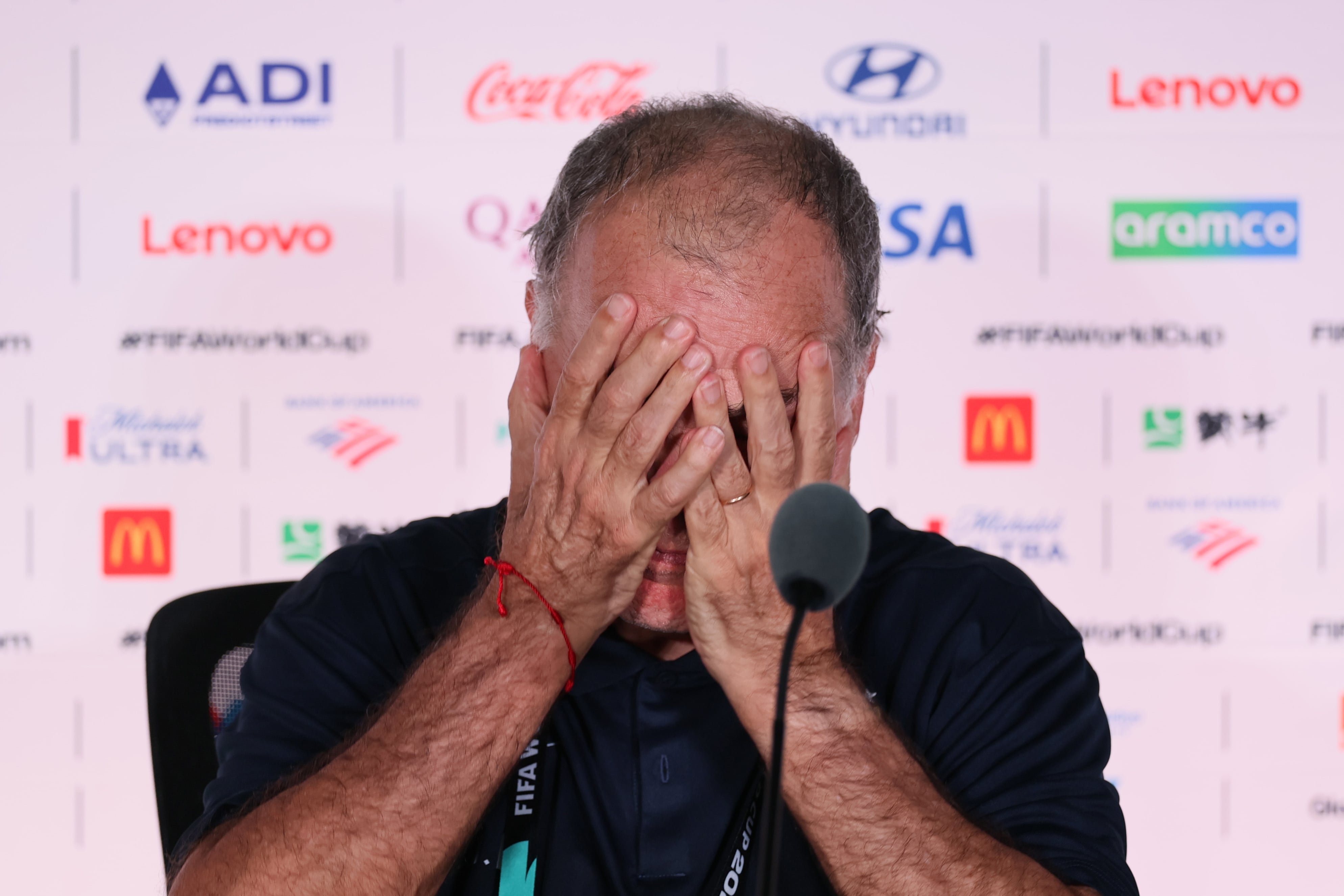 Un gesto que resume el ánimo de Bielsa en la última conferencia de prensa