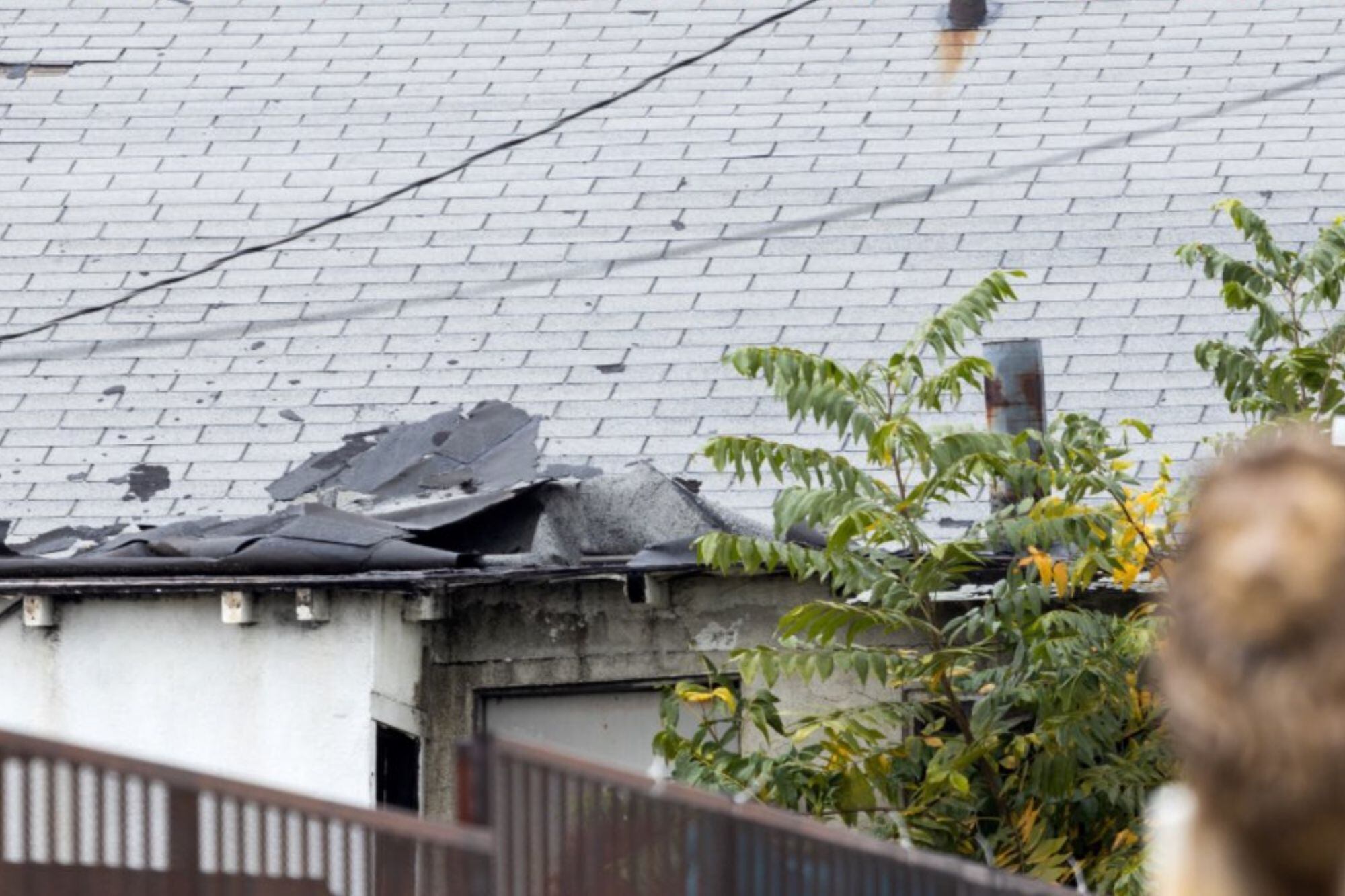 La casa en Lee Street sufrió daños en la superficie y estructura del techo