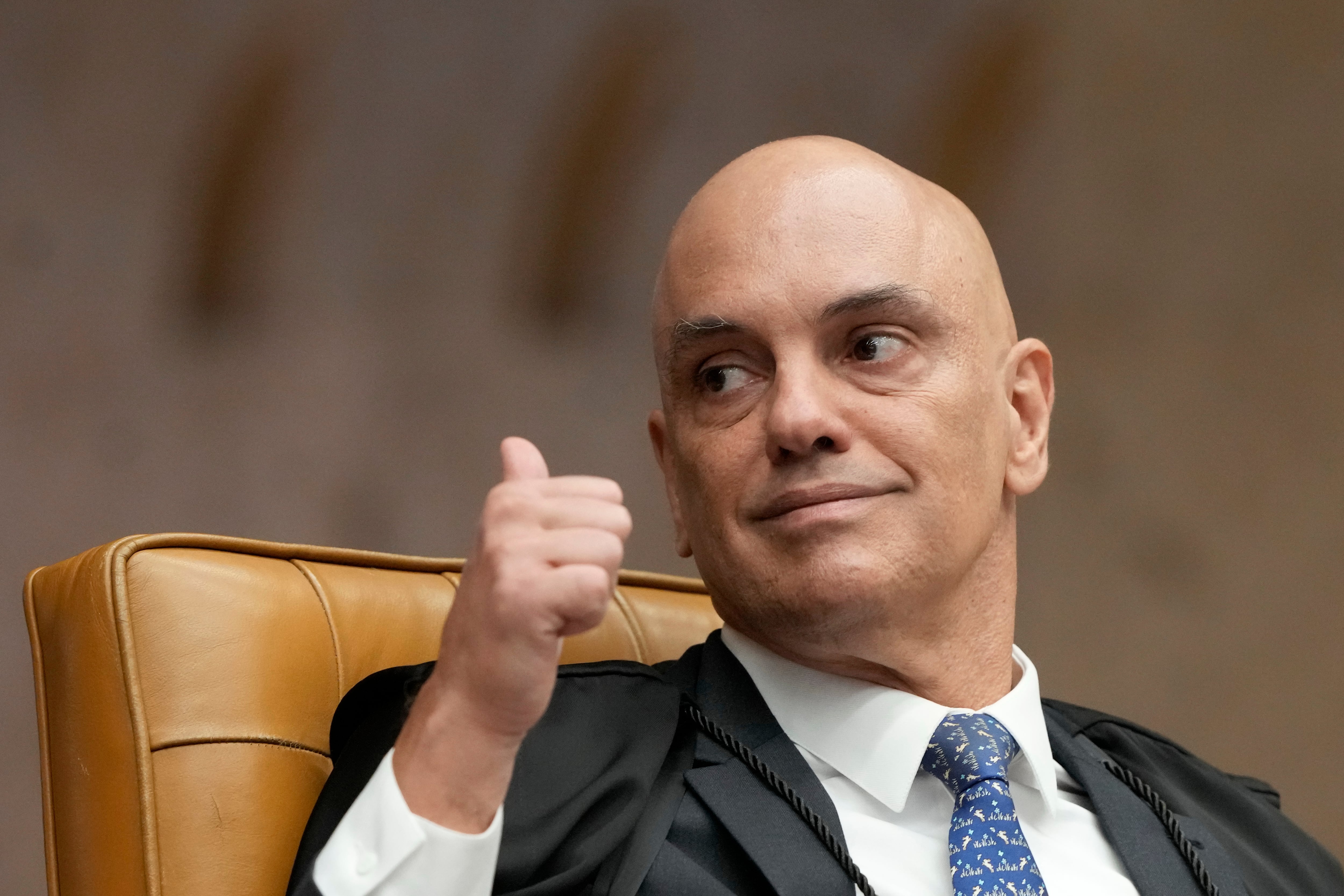 Alexandre de Moraes, magistrado de la Corte Suprema, hace un gesto de aprobación con el pulgar durante una sesión plenaria del tribunal, en Brasilia