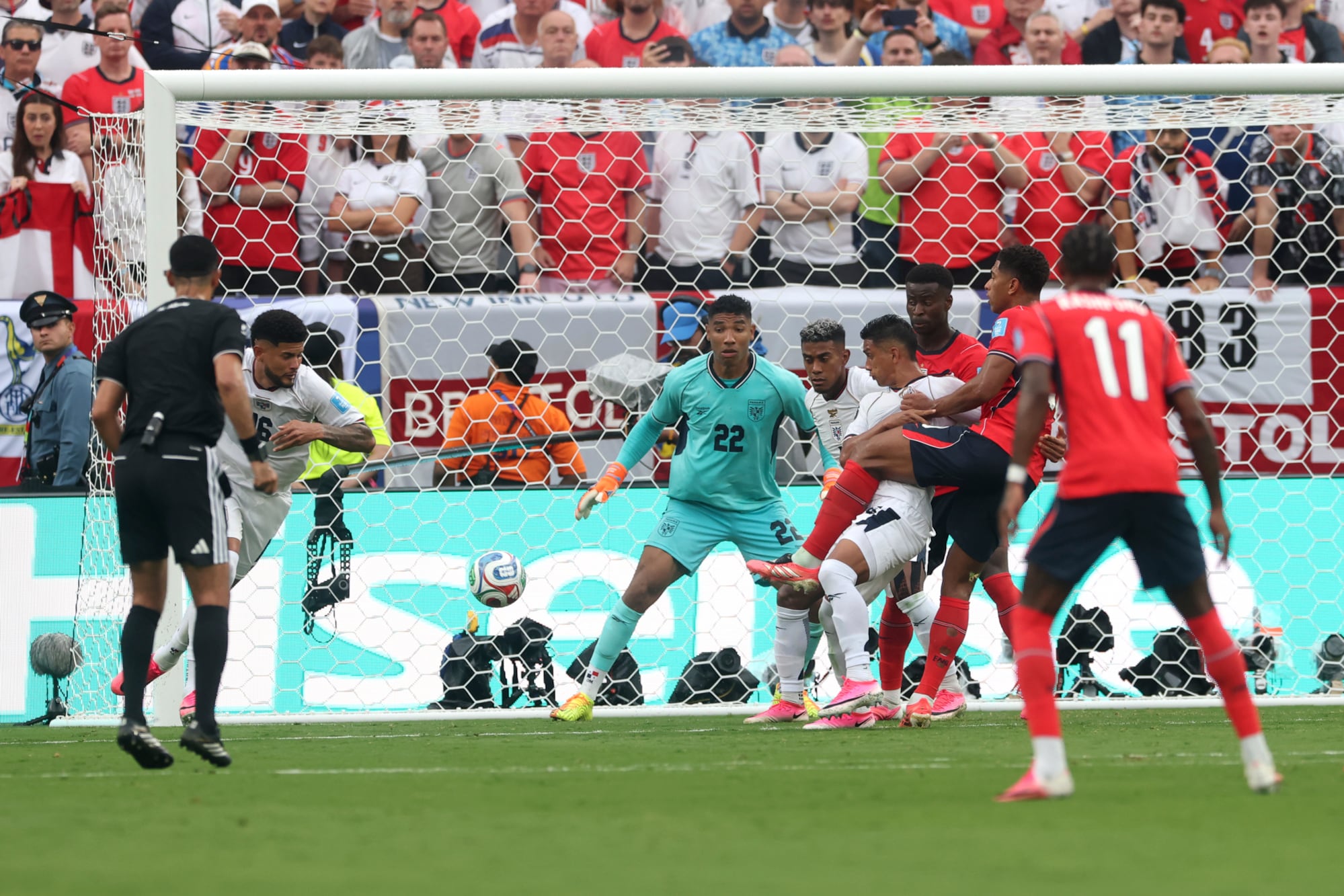 Jude Bellingham convierte ante Panamá uno de los dos goles de Inglaterra a partir de una pelota parada en este Mundial
