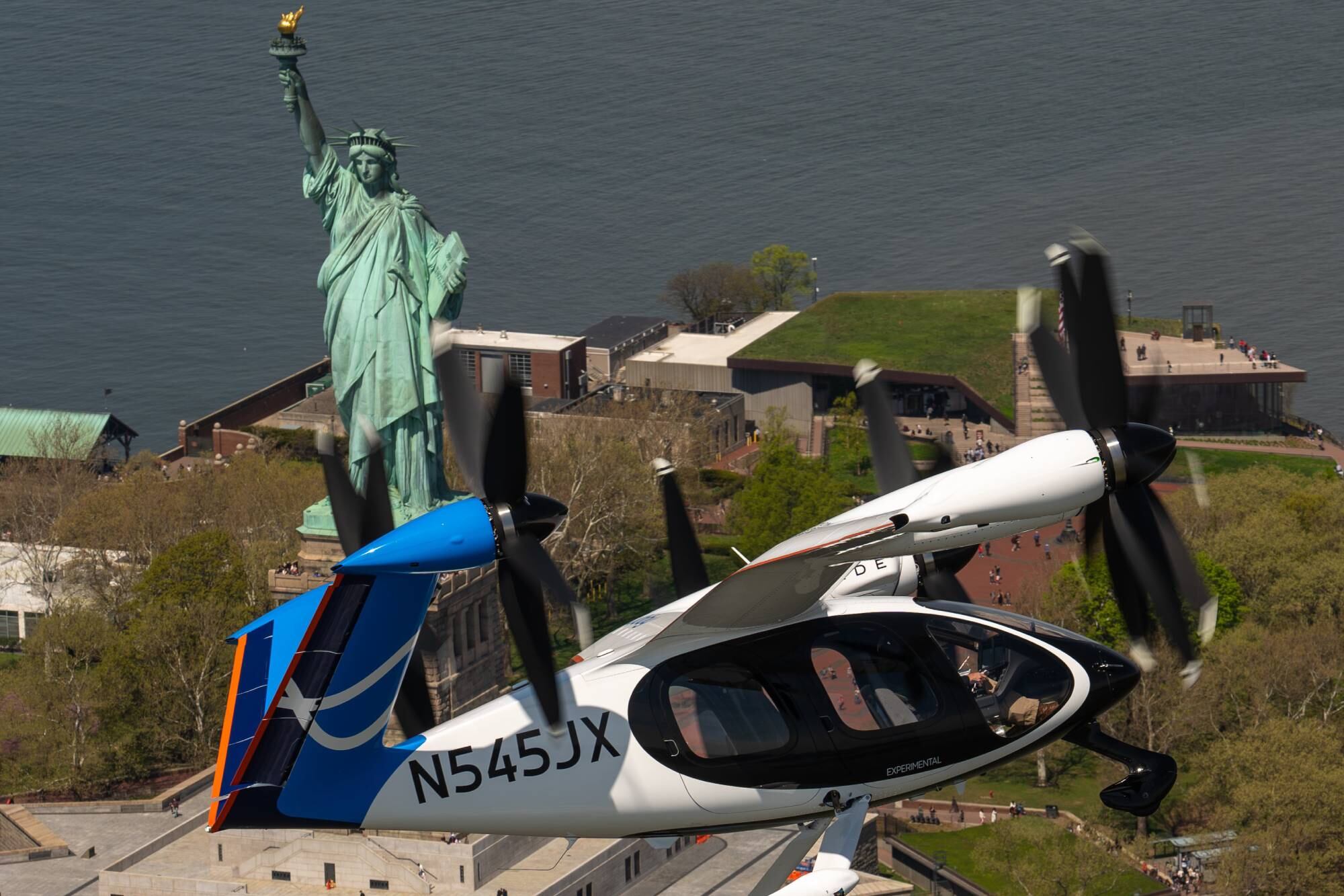 El taxi aéreo silencioso que conecta JFK con Midtown en minutos ya vuela en Nueva York: cuánto costará el pasaje