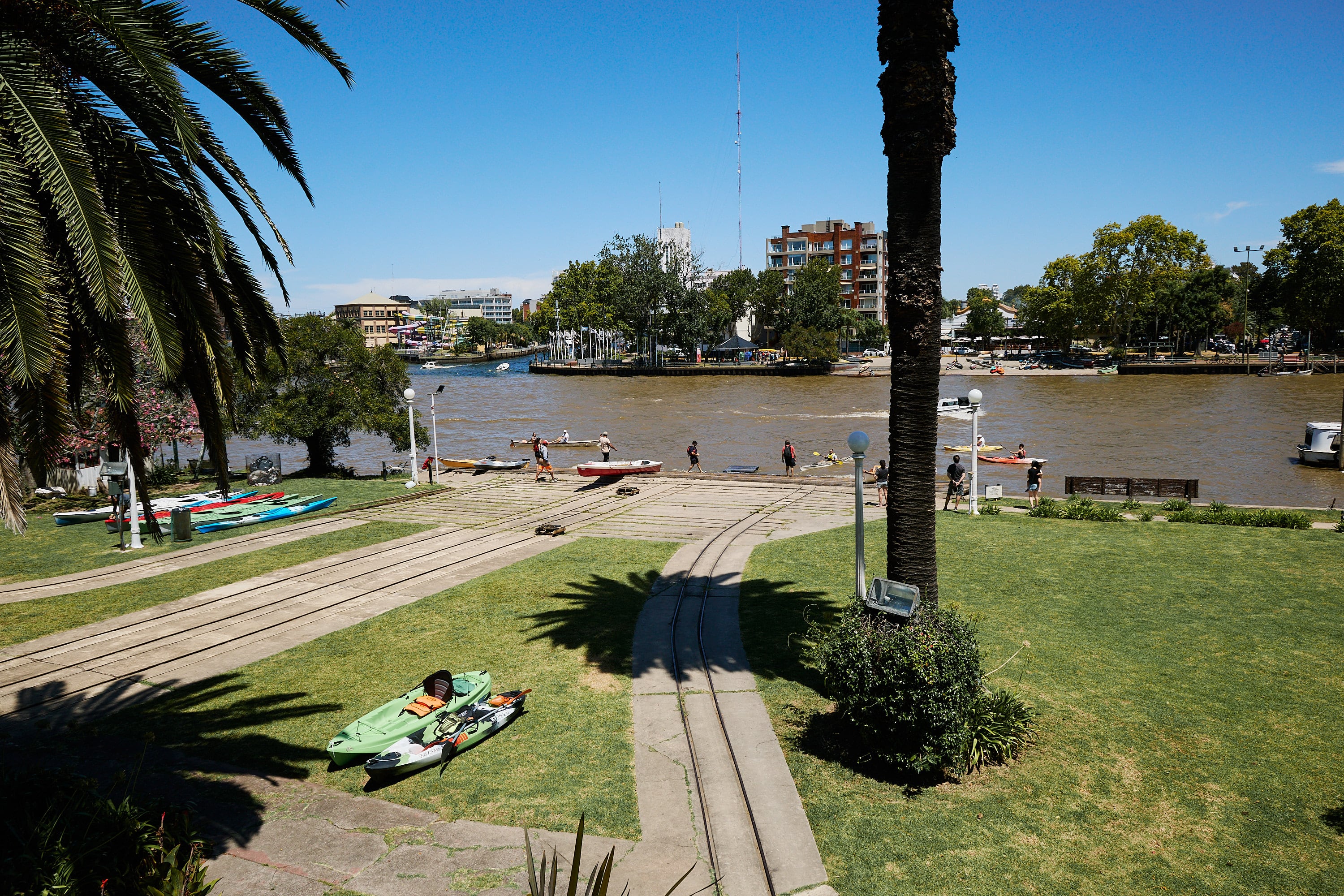 Fundado por inmigrantes españoles en el Riachuelo, el Club Regatas La Marina surgió como respuesta al predominio británico del Buenos Aires Rowing Club. En 1886 su primera sede fue incendiada tras funcionar como lazareto y morgue durante la epidemia de cólera; luego, el Estado le otorgó tierras en Tigre para reconstruirse