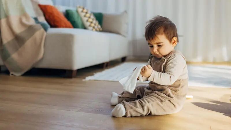 La propuesta es buscar objetos que sigan la lógica del cesto de los tesoros y del juego heurístico, es decir, aquel que se desarrolla sin intervención de nadie ni nada más que la propia imaginación del niño