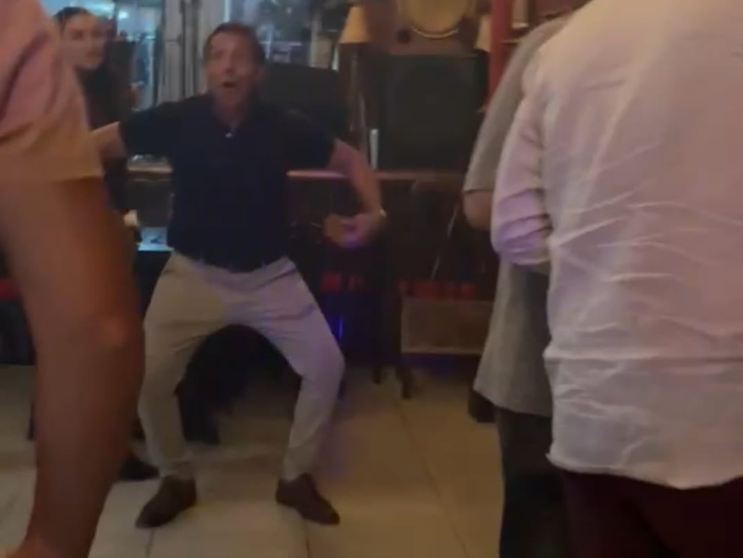 Sigue el escándalo: filman al padre de Agostina Páez imitando gestos de un mono como los que llevaron a juicio a su hija en Brasil