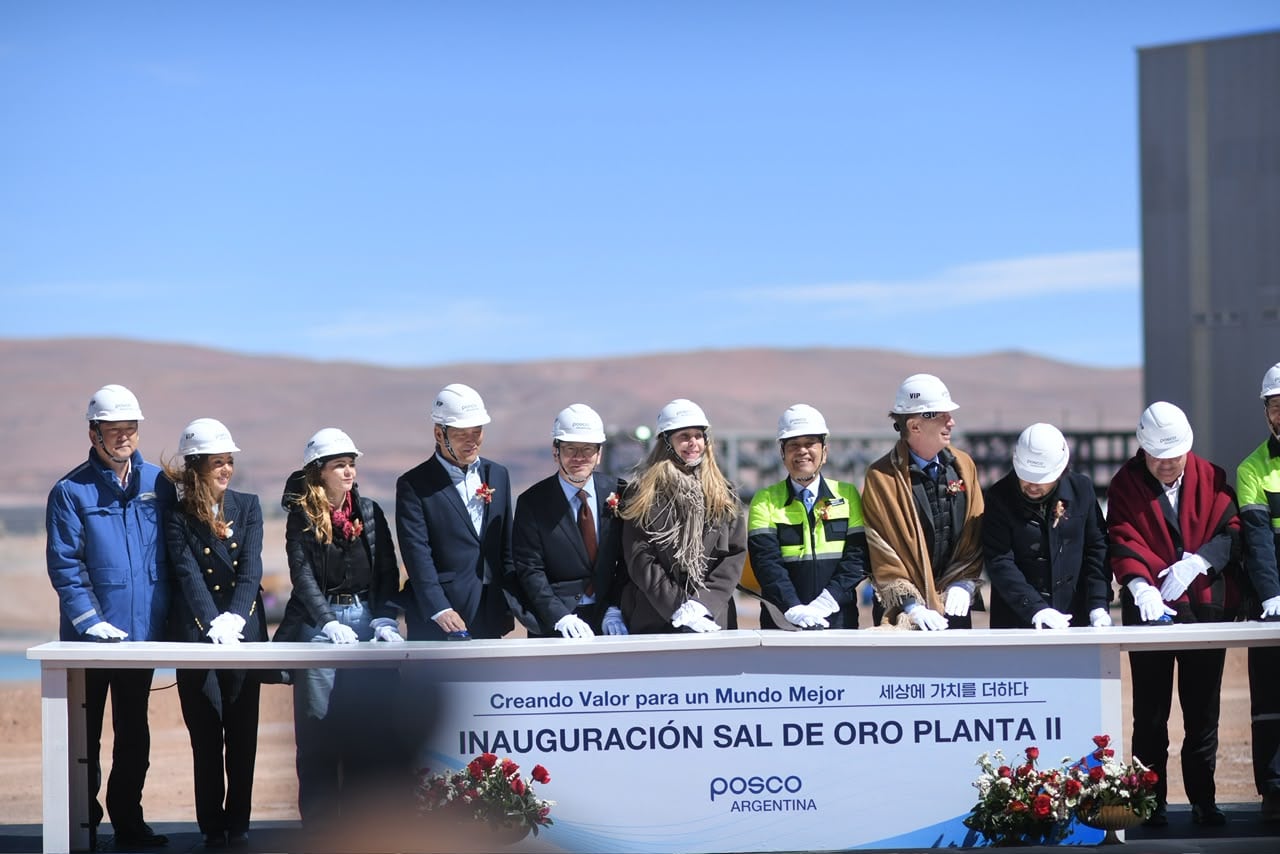 Karina Milei, junto a Diego Santilli y los gobernadores Gustavo Sáenz y Raúl Jalil, en la inauguración de la planta de Posco