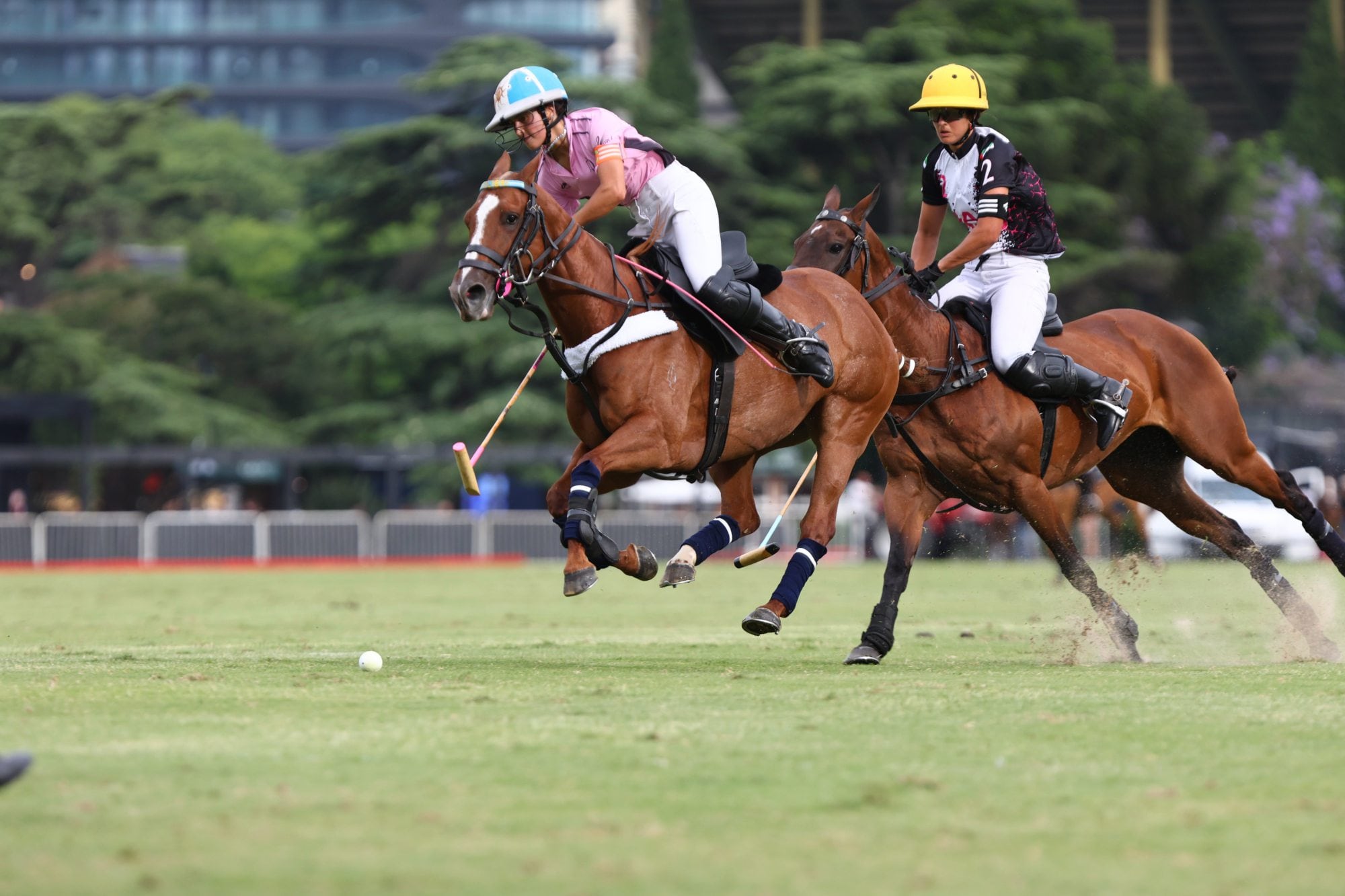 Mía Cambiaso en acción durante la final del Argentino Abierto femenino ganado por La Dolfina