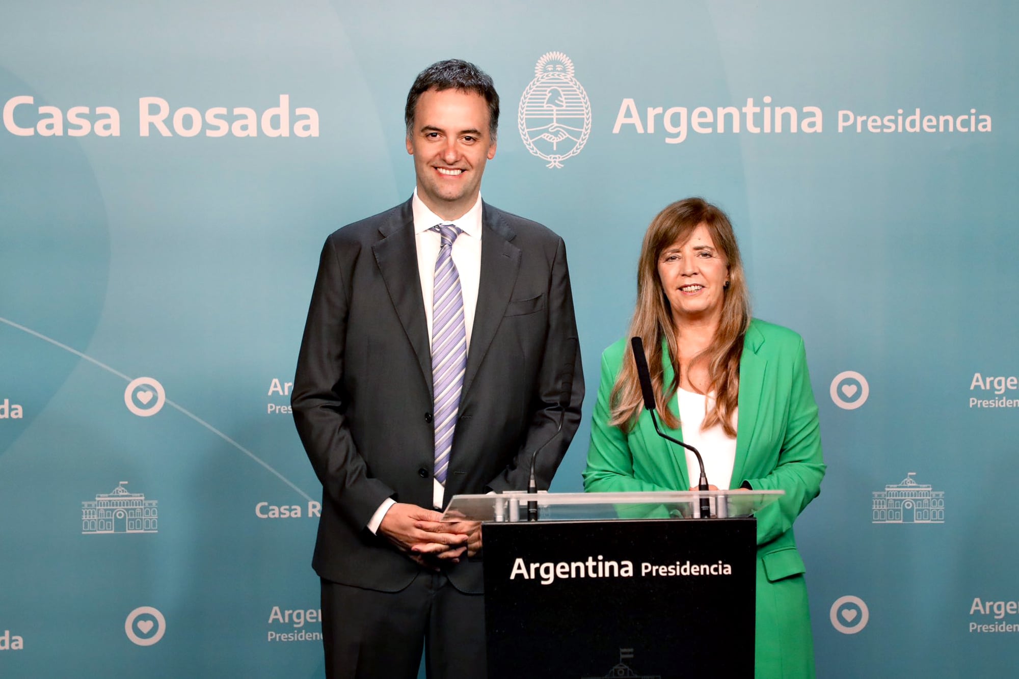 Gabriela Cerruti junto a Manuel Adorni.