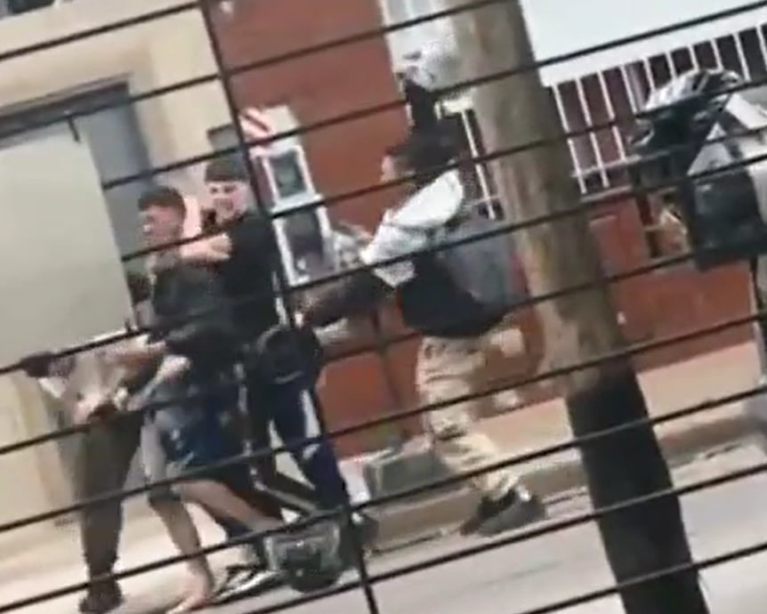 El momento en el que uno de los vecinos aplicó la maniobra