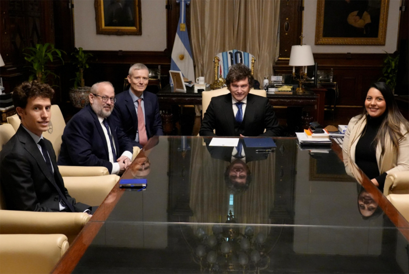 El presidente Javier Milei, junto al rabino Yehuda Kaploun, enviado especial norteamericano para monitorear y combatir el antisemitismo, en la Casa Rosada