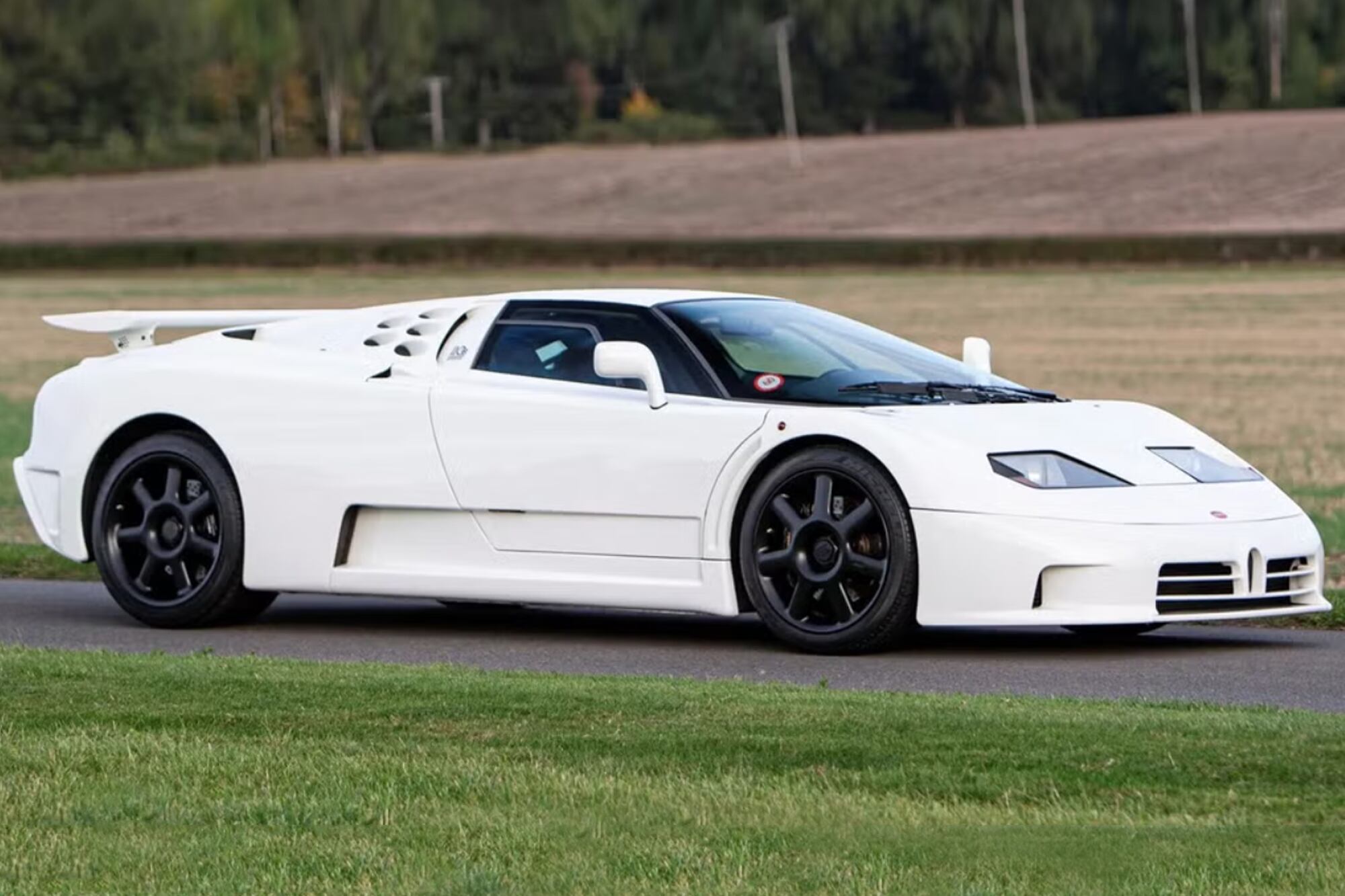 El Bugatti EB110 SS, con su motor V12 de 3.5 litros con cuatro turbocompresores, permite disfrutar de 611 CV