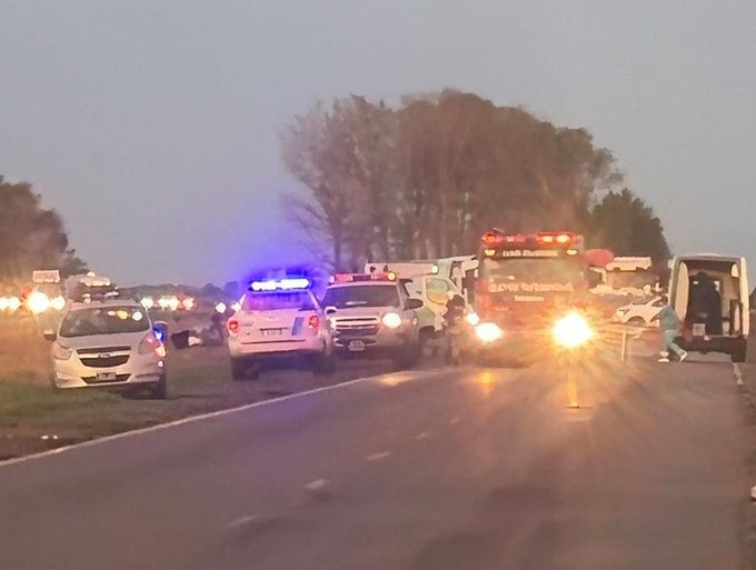 Cuatro muertos y tres heridos por un choque frontal entre dos autos en la Ruta 3