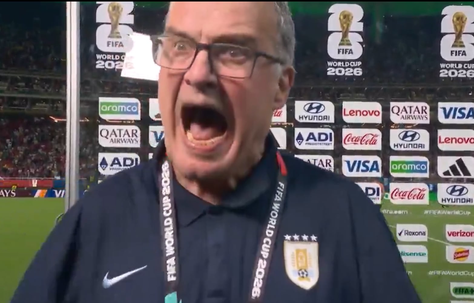 La periodista que entrevistó a Bielsa reveló qué ocurrió antes del exabrupto: "Le pidieron que retrocediera y explotó"