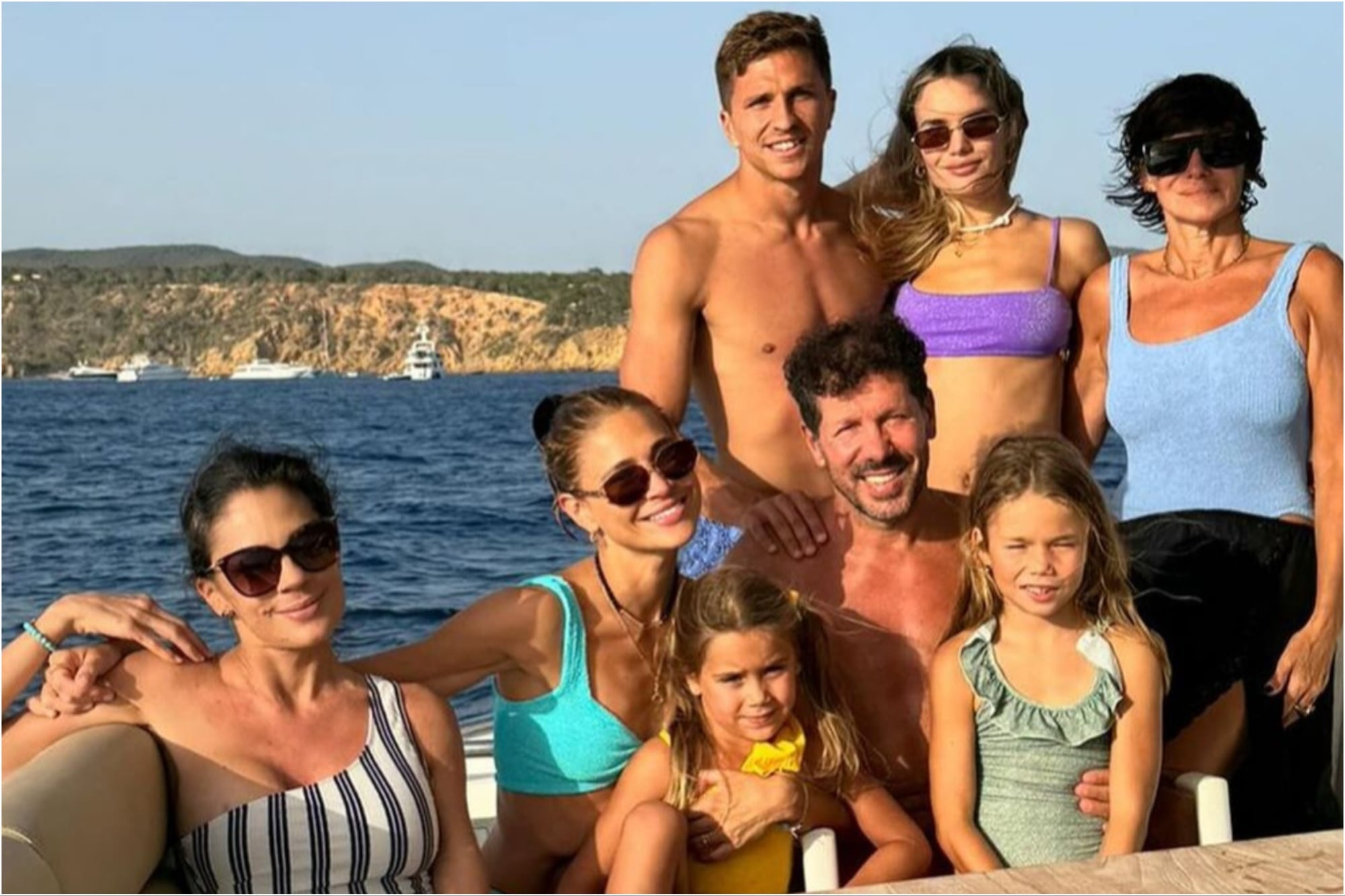 Bargiela y Simeone durante un paseo en yate por Ibiza con Carla Pereyra, Diego Simeone y sus dos hijas