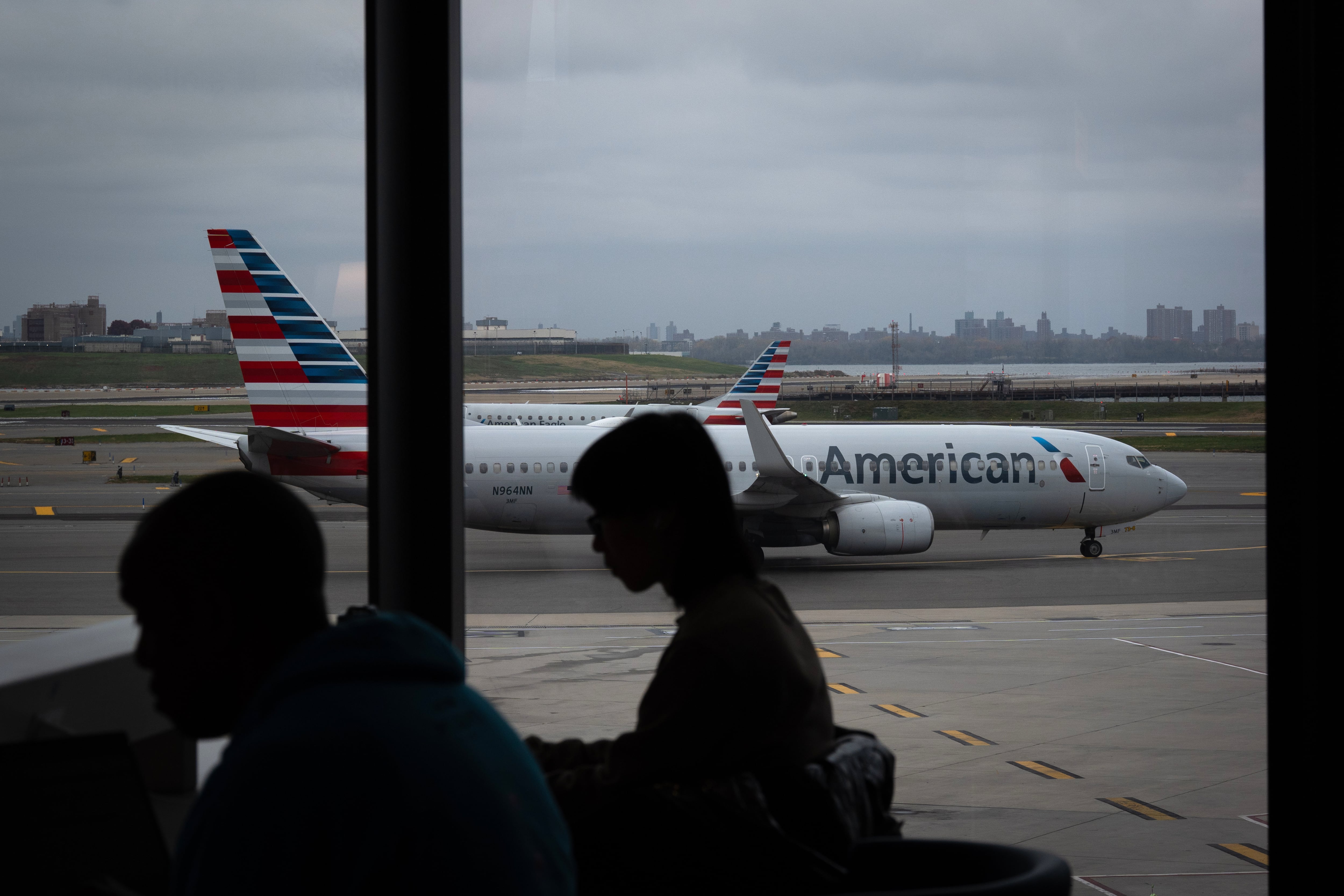 Para los titulares de una green card, el límite de 180 días fuera de EE.UU. marca un punto crítico en su estatus migratorio al intentar reingresar al país norteamericano