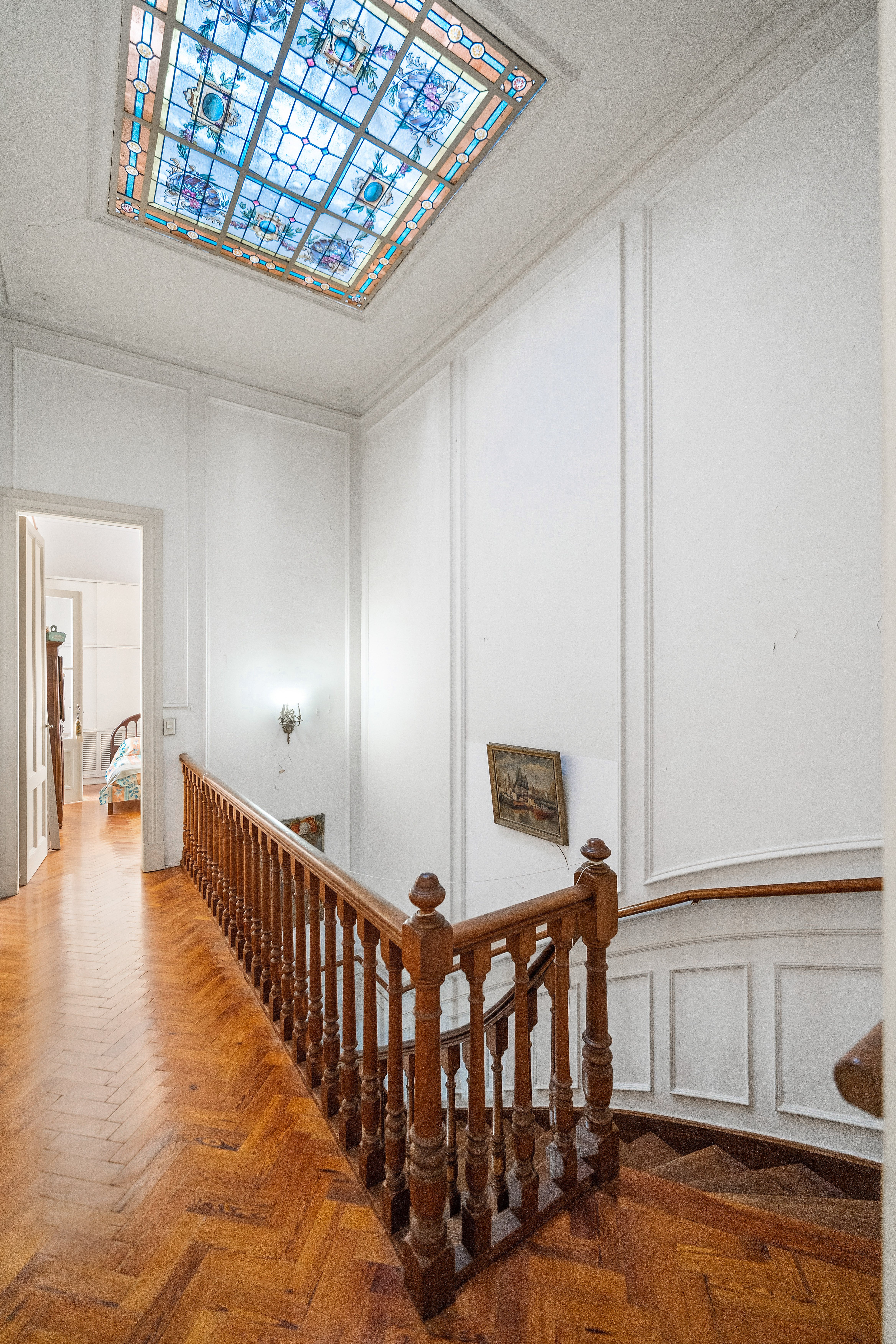 Así se ve el vitral cenital que deja pasar la luz hacia la escalera