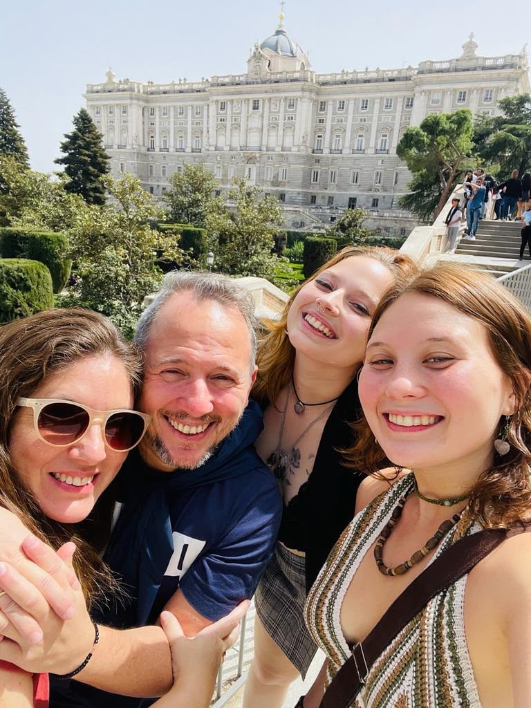 Analía Castro junto a su marido y sus dos hijas (Foto: Analía Castro)