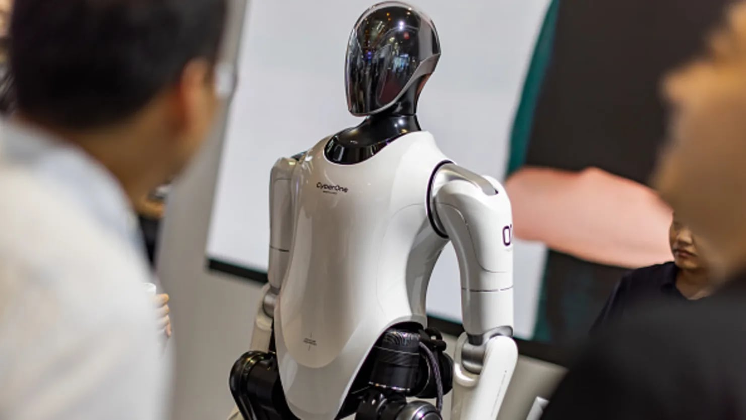 Xiaomi incorpora robots humanoides a su fábrica de autos eléctricos en Pekín