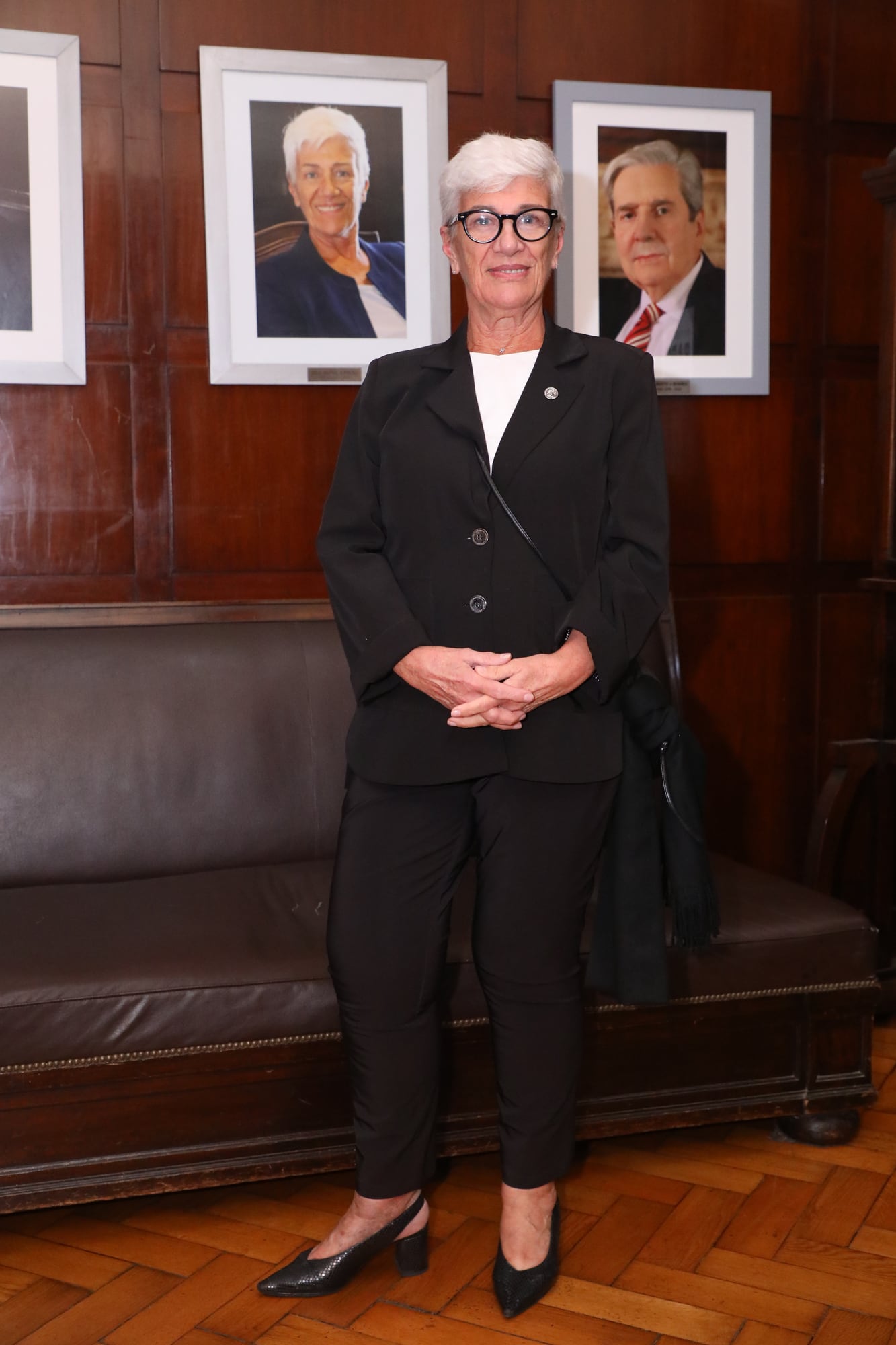 Mónica Pinto, jurista y la primera decana de la Facultad de Derecho de la UBA (2010-2018) frente a su retrato conmemorativo
