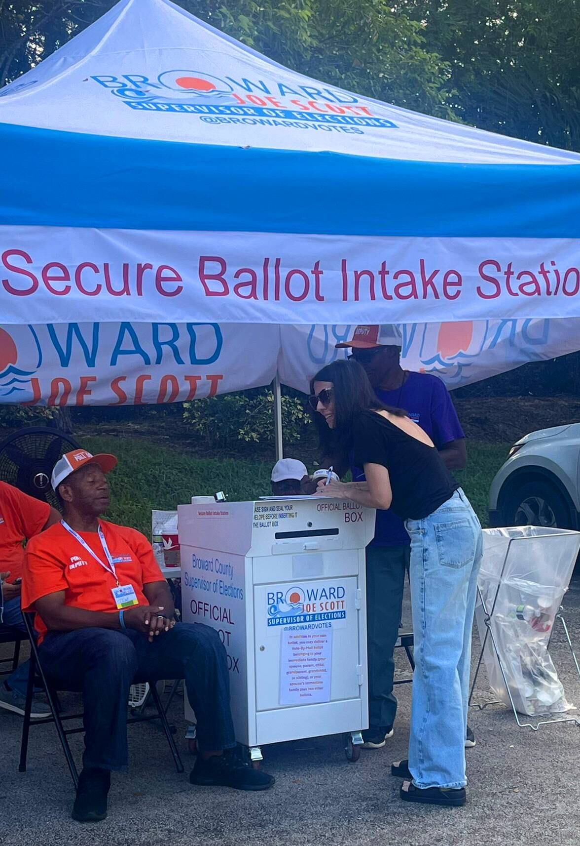 Una de las estaciones de votación en Florida