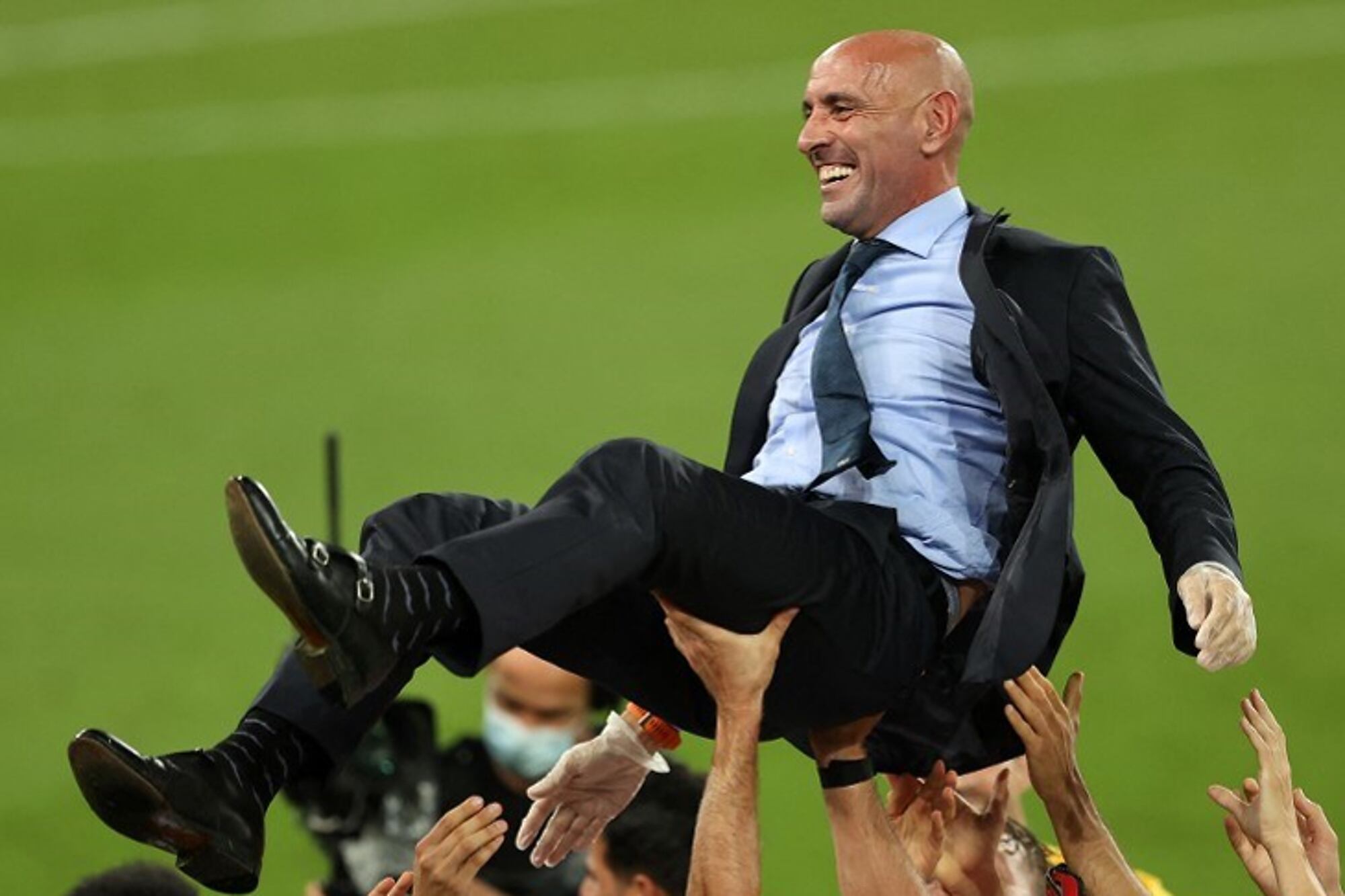 Monchi es lanzado al aire por los futbolistas de Sevilla, tras la conquista de la Europa League en 2020