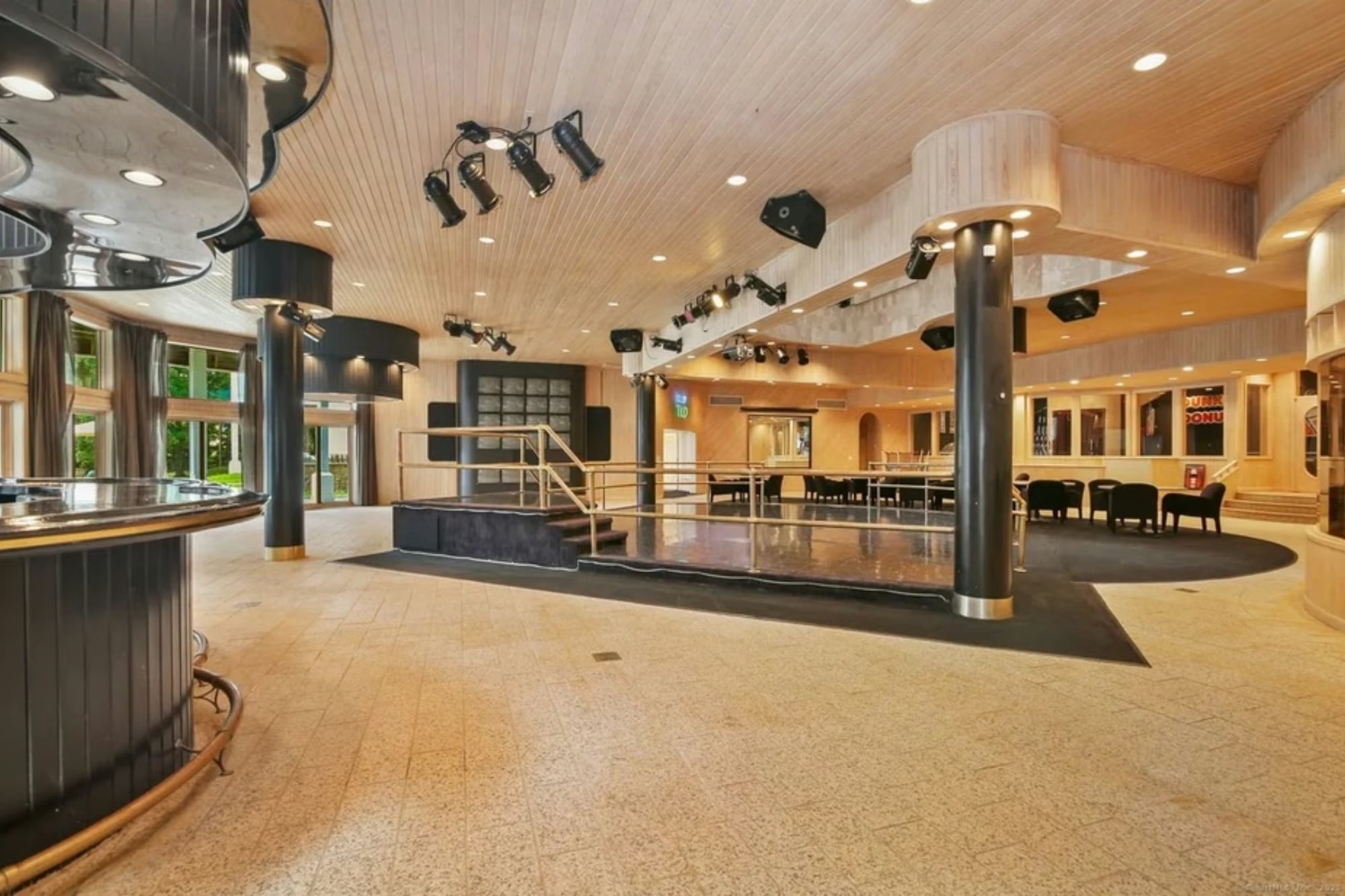 La mansión, que se encuentra a la venta a casi US$10 millones en septiembre de 2026, cuenta con una discoteca con bar completo