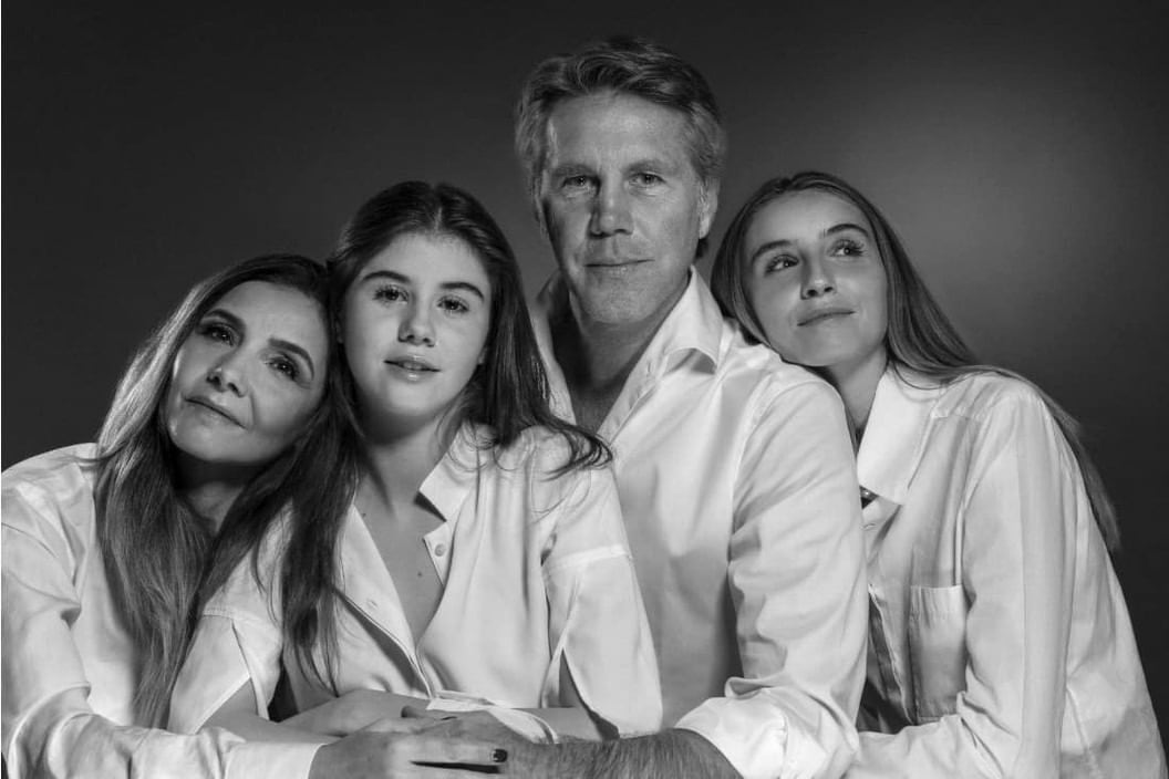 Victoria con sus padres, el príncipe Manuel Filiberto de Saboya y la actriz
Clotilde Courau, y su hermana menor Luisa
