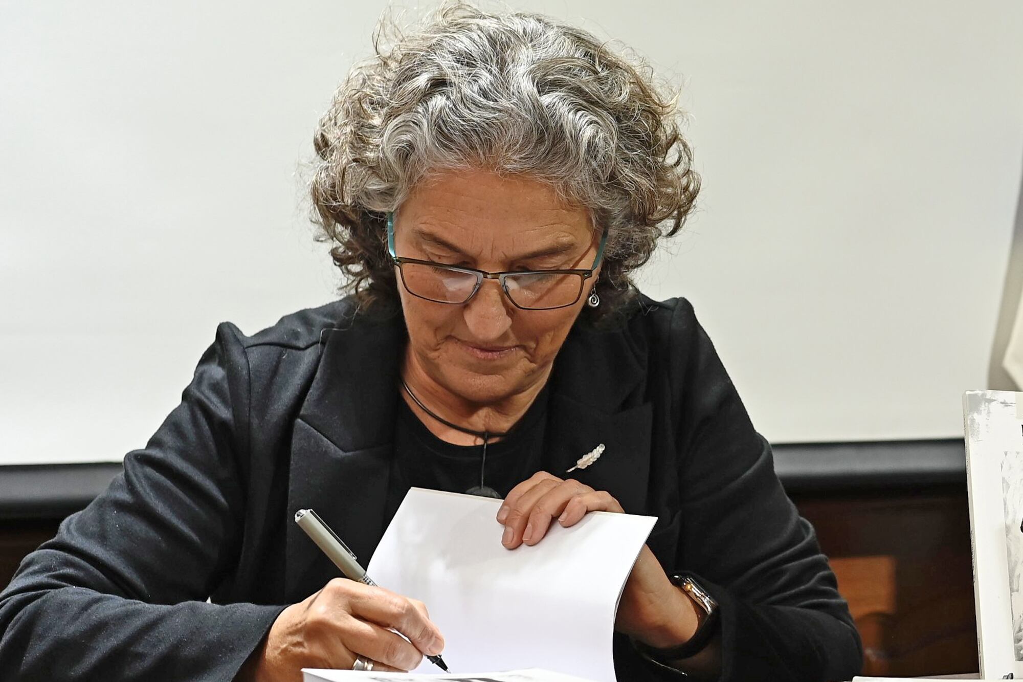 Cada detalle en una firma tiene su propio significado en grafología: la ubicación en el papel, el tamaño, la inclusión de nombre y apellido, la presencia o ausencia de un punto final, el uso de subrayados, y hasta la inclinación de los trazos (Archivo)