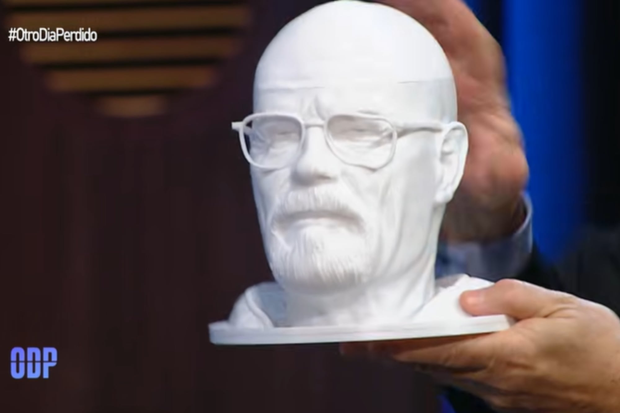 El tercer y último regalo del conductor para Mora fue un portauriculares con la cara de Walter White (Foto: Captura)