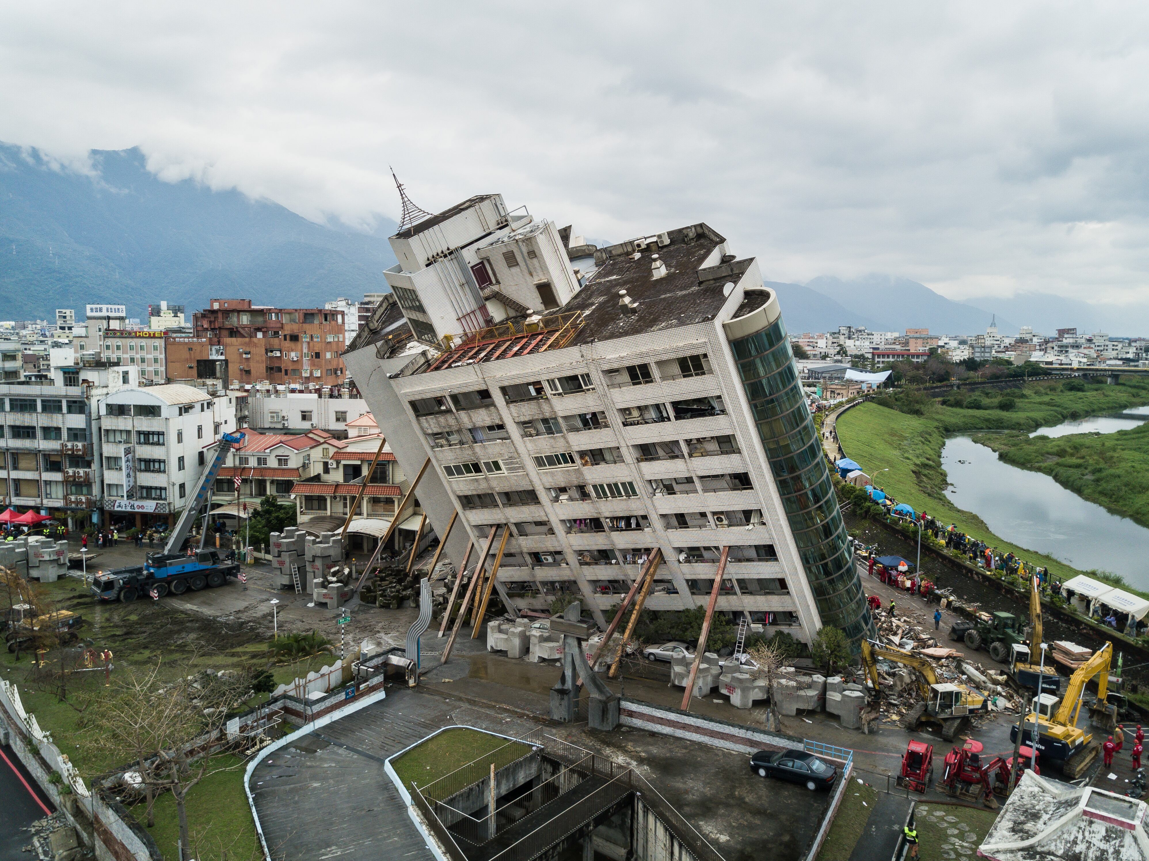 Taiwán: una cámara de seguridad captó el derrumbe de un edificio producto de un terremoto