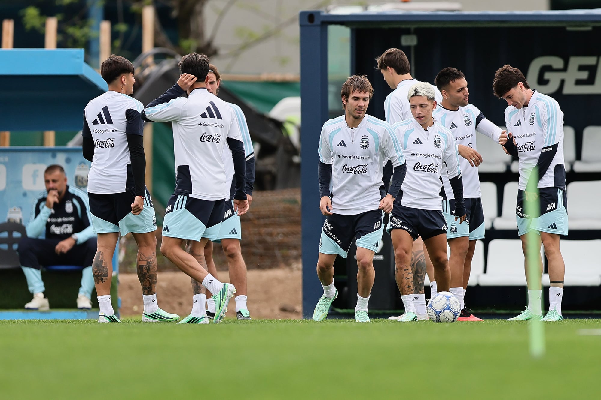 Román Vega, Nico Paz, Franco Mastantuono, Guido Prestianni, Thiago Palacios y Matías Soulé, parte de la renovación de la selección