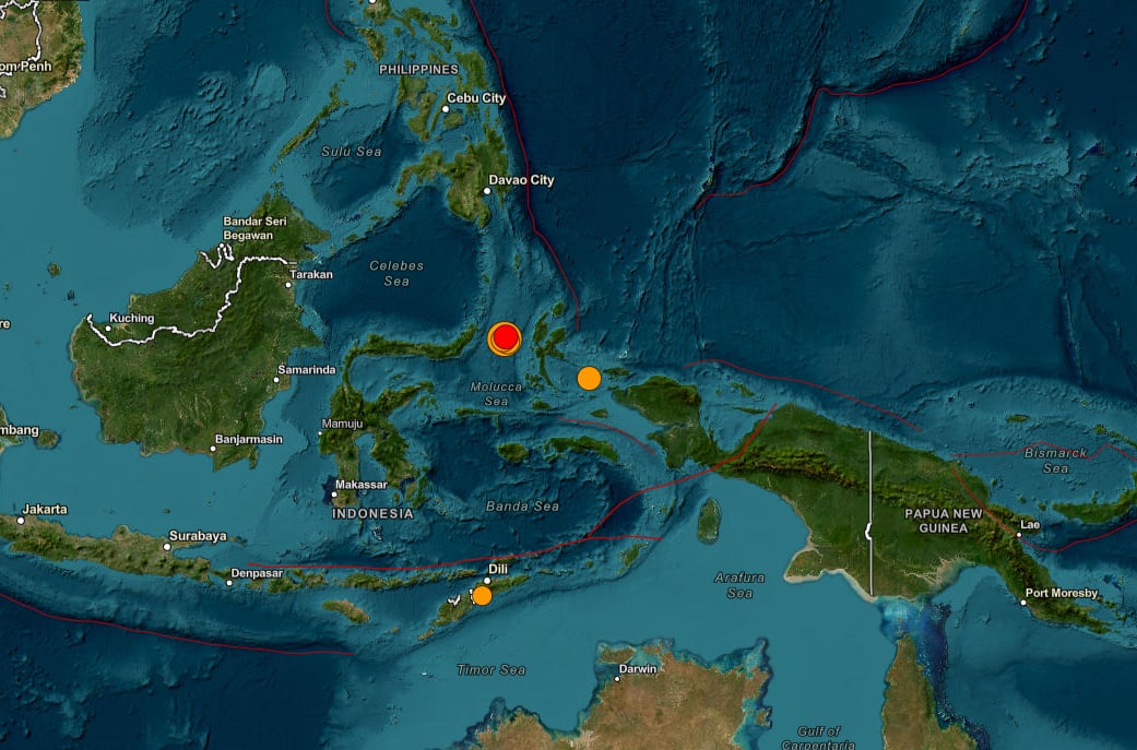 Un fuerte terremoto de magnitud 7,4 sacudió las costas de Indonesia y disparó una alerta por tsunami