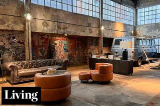 Detrás de la fachada de un antiguo taller mecánico se esconden un estudio y un concept store de diseño