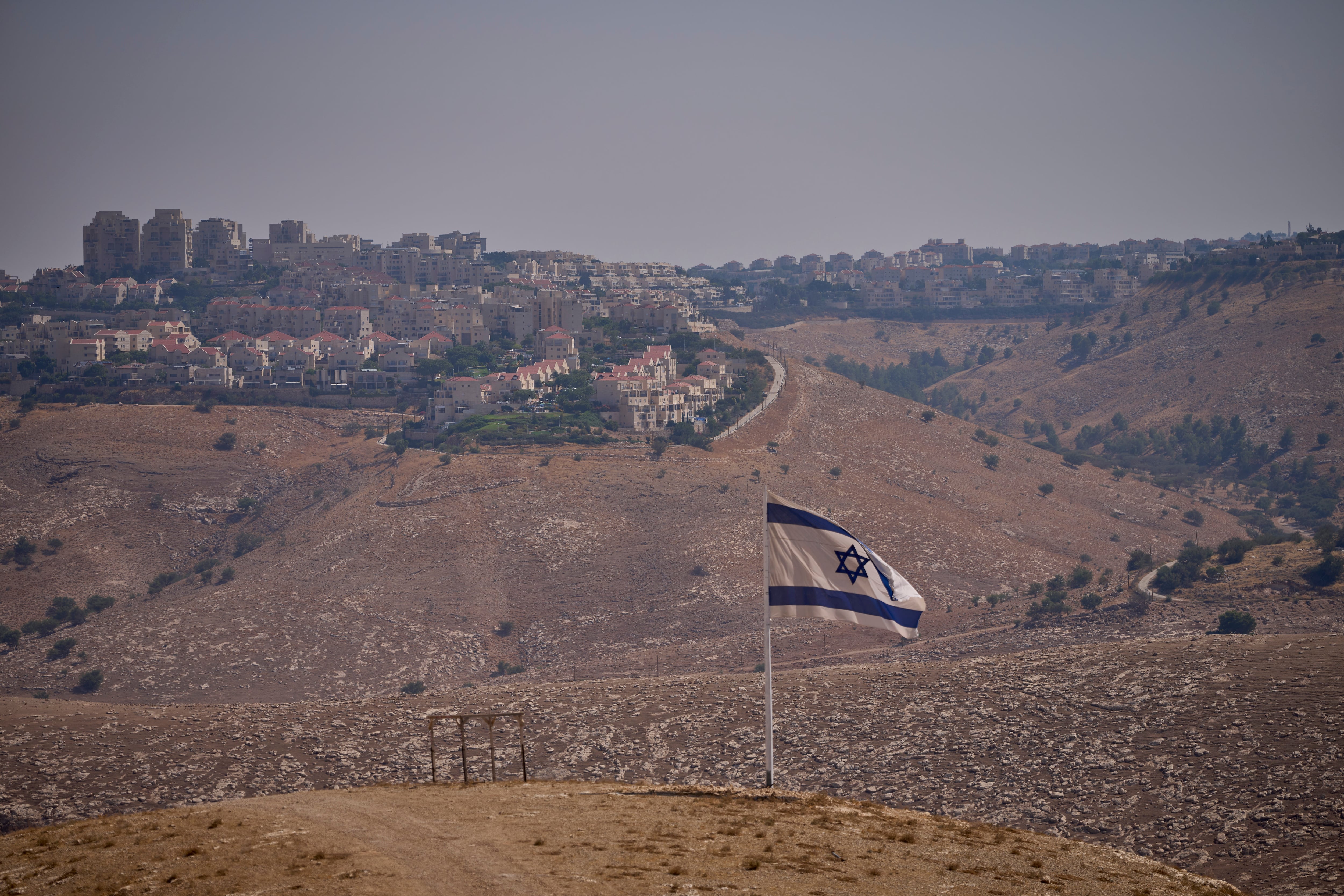 El gobierno israelí respalda la expansión de los asentamientos, mientras que los ataques de colonos contra comunidades palestinas alimentan las críticas internacionales
