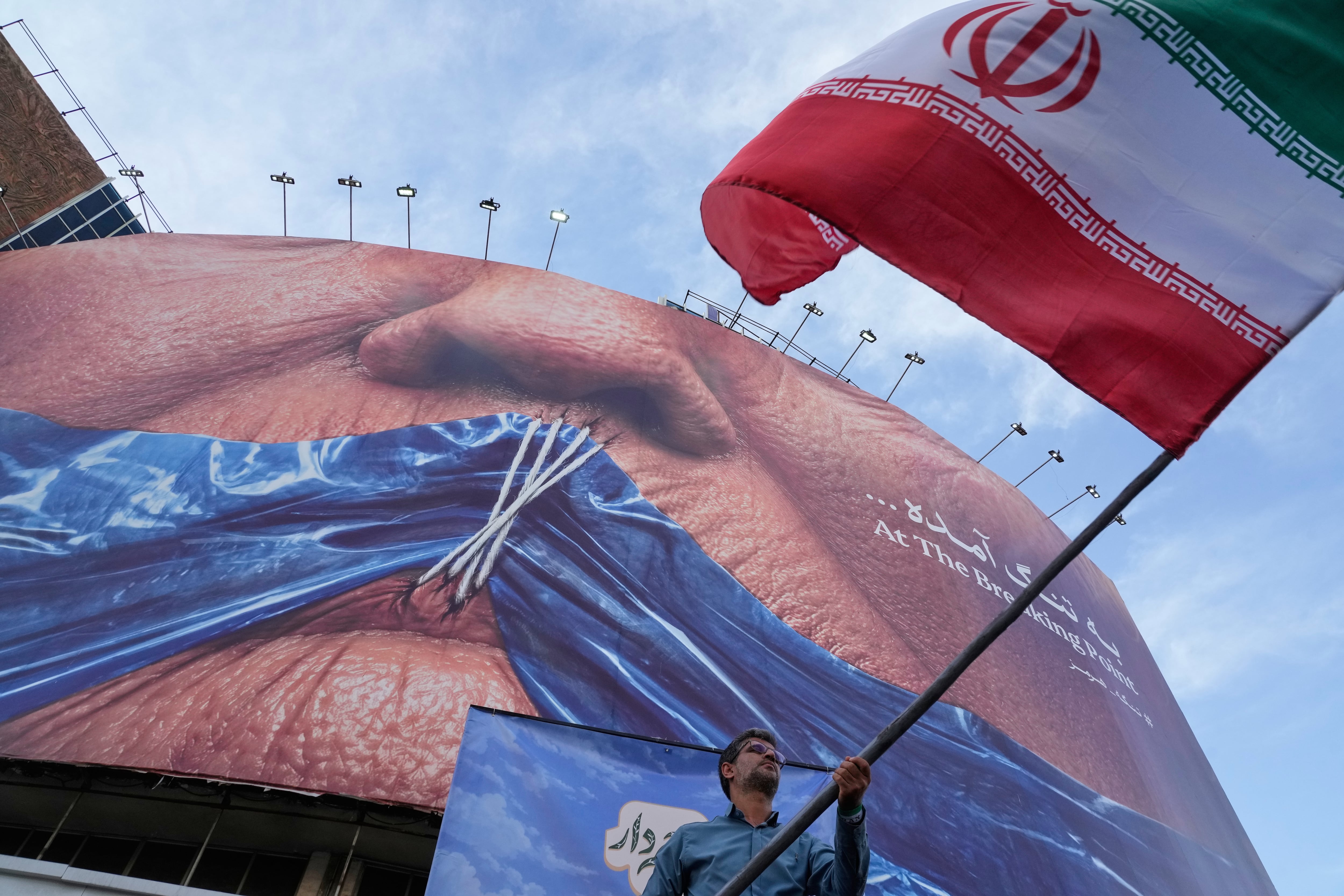 Un hombre ondea una bandera iraní para una campaña progubernamental en Teherán, Irán, el 6 de mayo de 2026