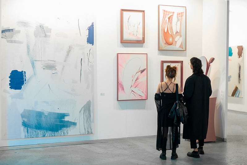 La feria no solo recibe a compradores, sino a un enorme público compuesto por artistas y amantes del arte.