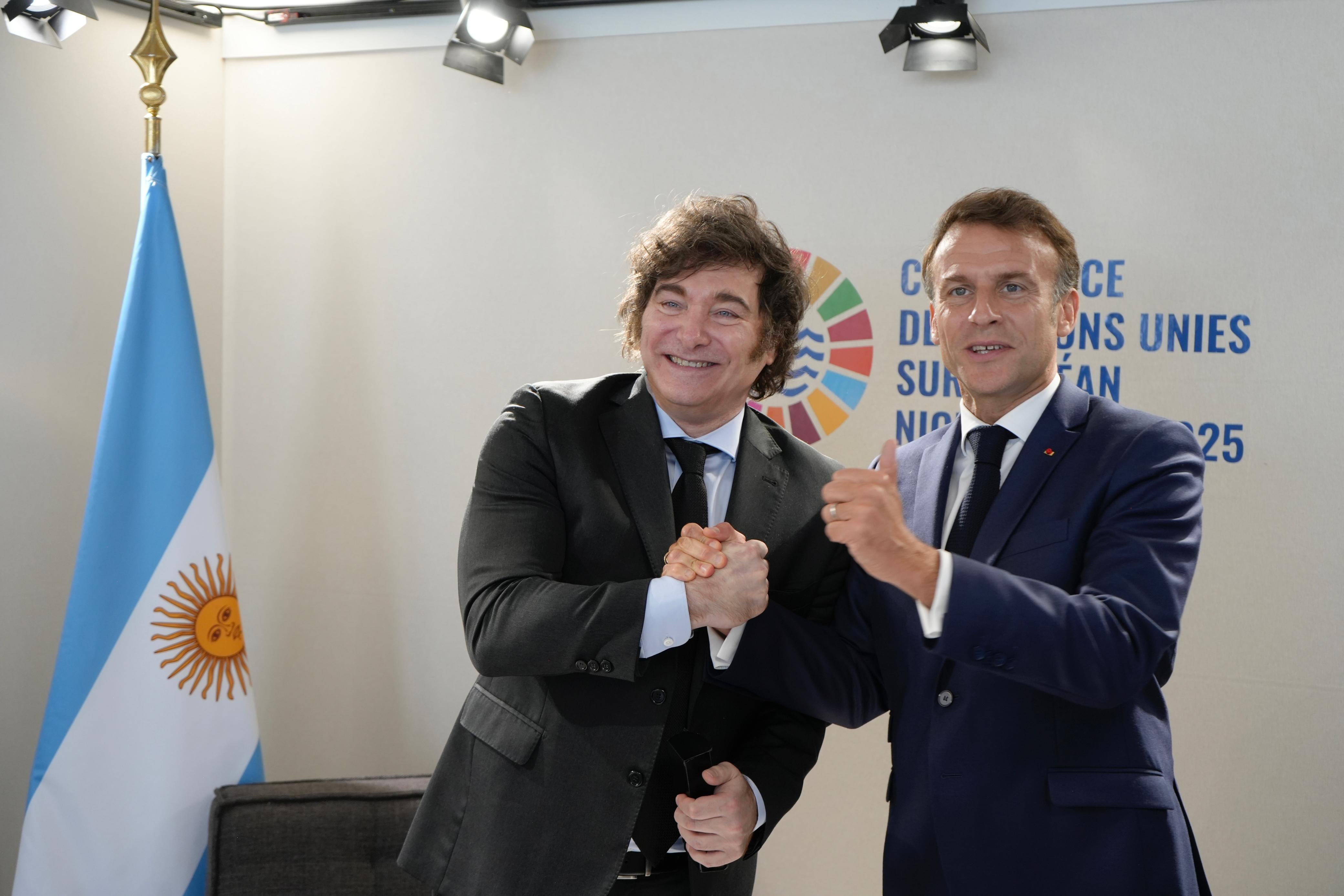Javier Milei y Emmanuel Macron, hoy en Niza, Francia.