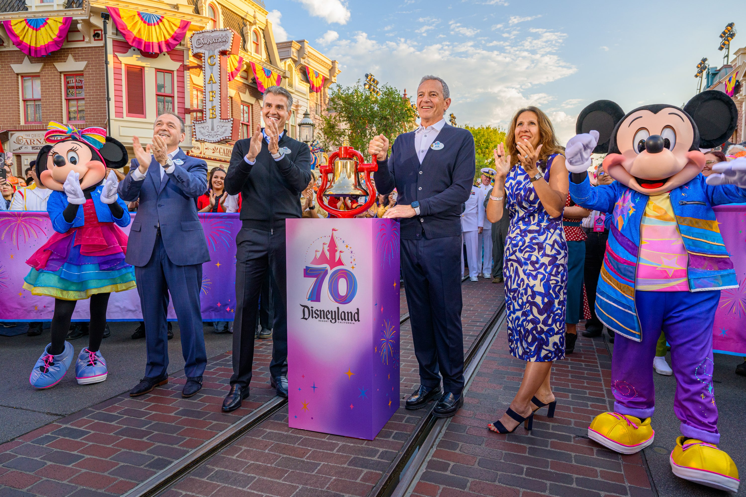 Josh D’Amaro y Bob Iger durante los festejos por los 70 años de Disneylandia en julio de 2025