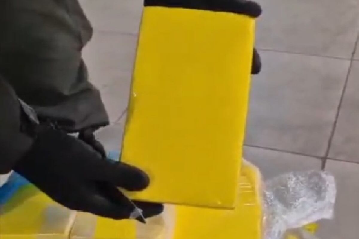 “¡Destapalo, destapalo!“: bajo una lona y tras bidones de combustible para despistar ocultaban 470 kilos de cocaína