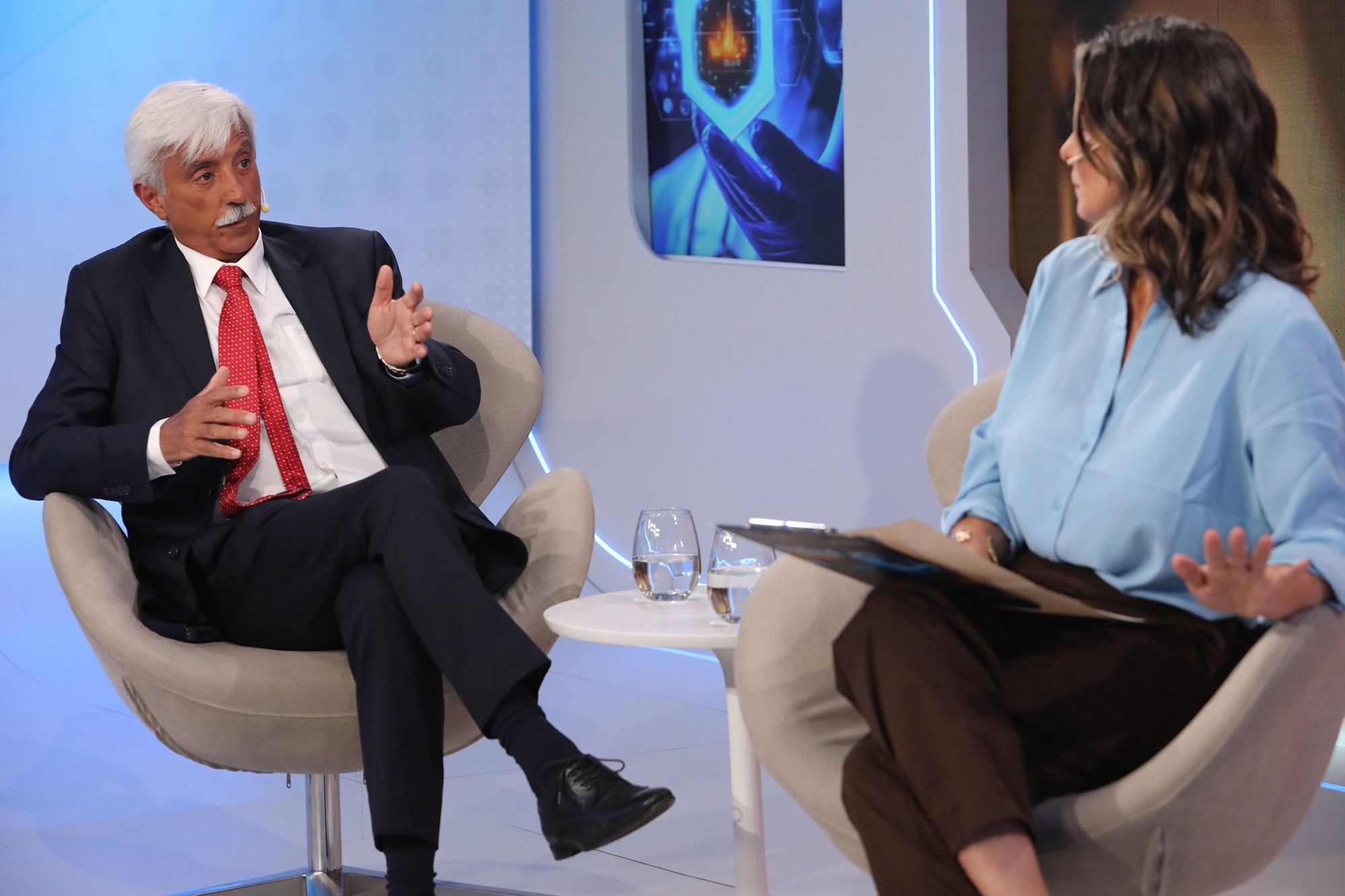 Luis Pedro junto a Carla Quiroga en el panel